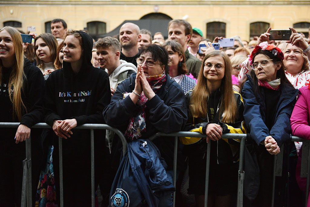Tłumy na koncercie Ralpha Kaminskiego. Dziedziniec pełen fanów