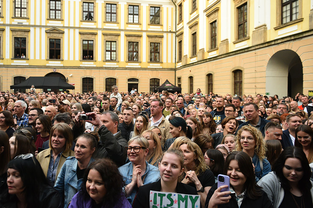 Tłumy na koncercie Ralpha Kaminskiego. Dziedziniec pełen fanów