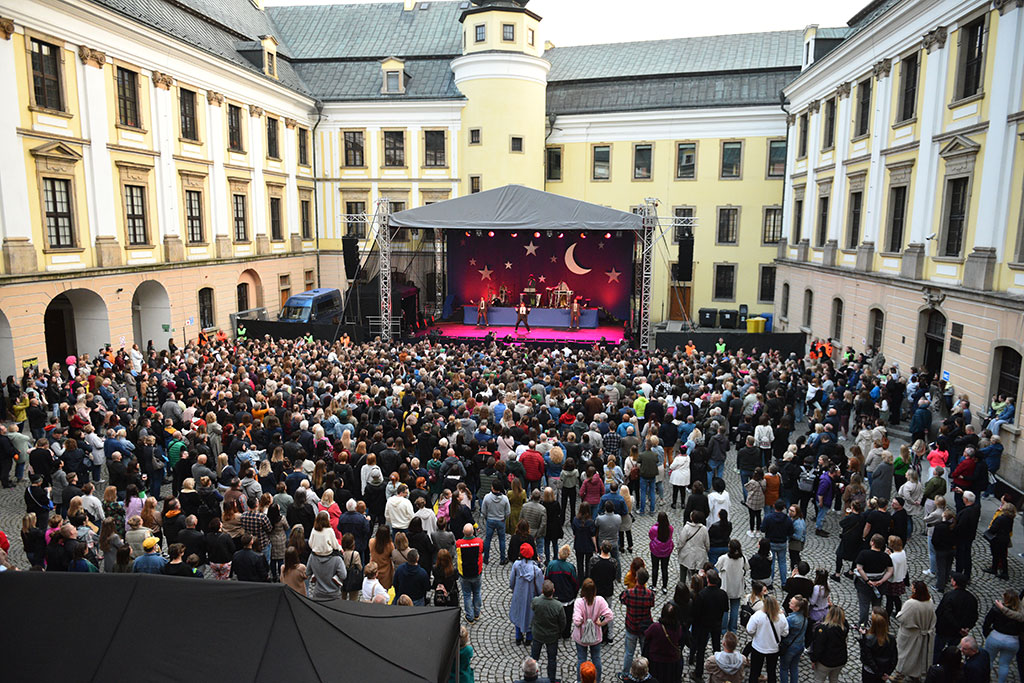 Tłumy na koncercie Ralpha Kaminskiego. Dziedziniec pełen fanów