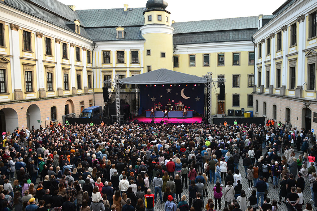 Tłumy na koncercie Ralpha Kaminskiego. Dziedziniec pełen fanów