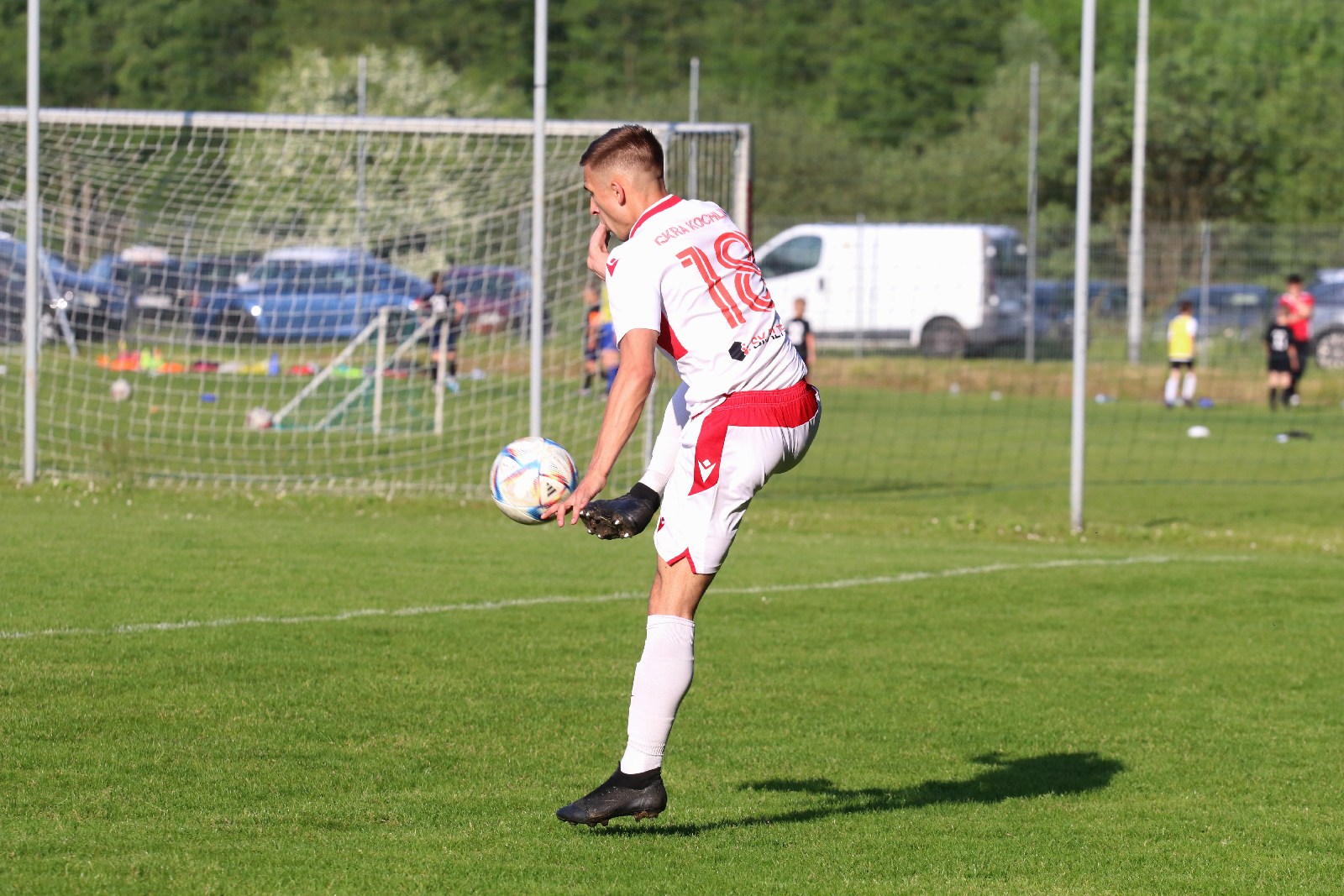 Remis w Kochlicach. Hat trick Dawida Stachowiaka z Iskry
