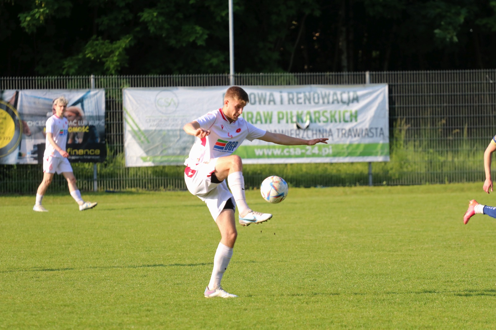 Remis w Kochlicach. Hat trick Dawida Stachowiaka z Iskry