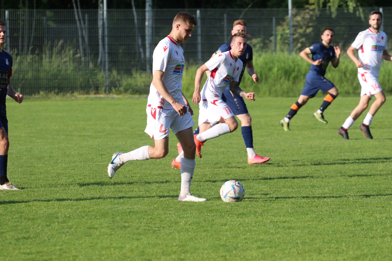 Remis w Kochlicach. Hat trick Dawida Stachowiaka z Iskry