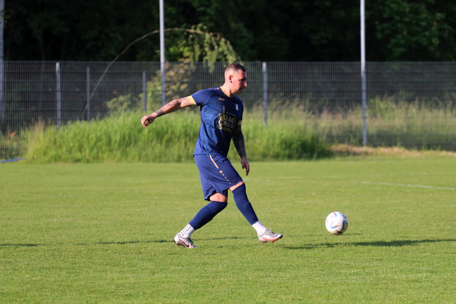 Remis w Kochlicach. Hat trick Dawida Stachowiaka z Iskry