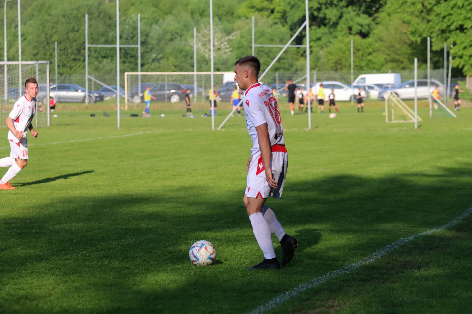 Remis w Kochlicach. Hat trick Dawida Stachowiaka z Iskry