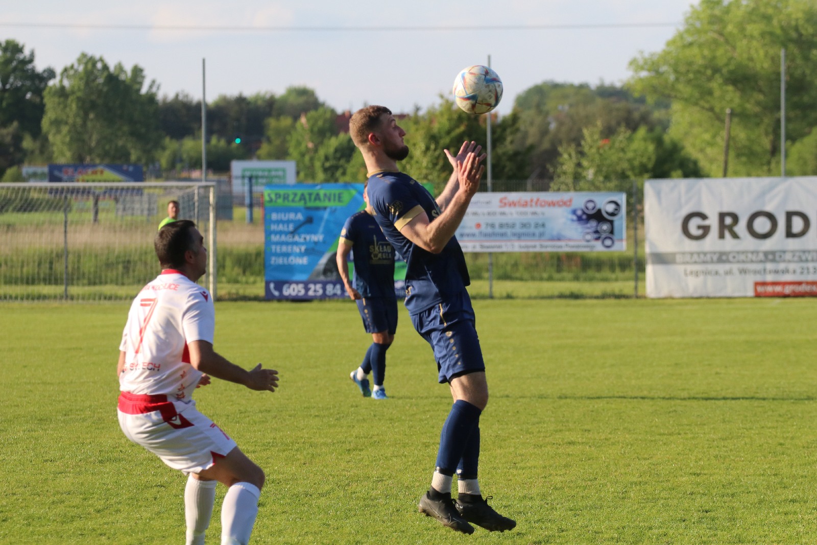 Remis w Kochlicach. Hat trick Dawida Stachowiaka z Iskry