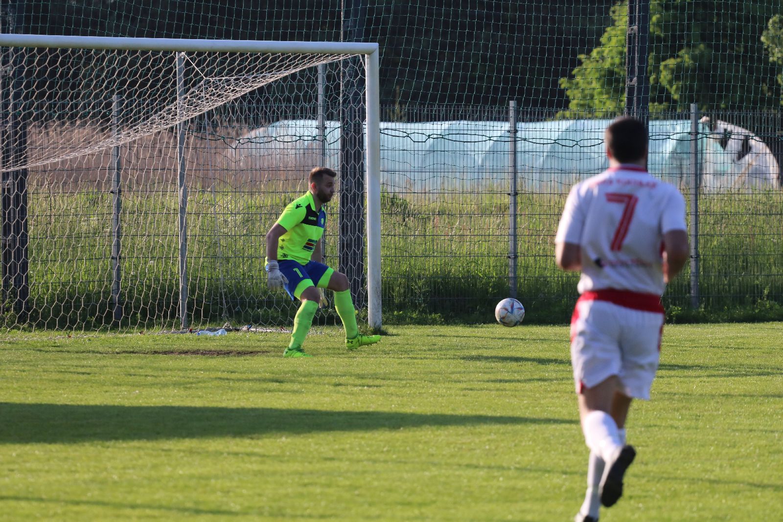 Remis w Kochlicach. Hat trick Dawida Stachowiaka z Iskry