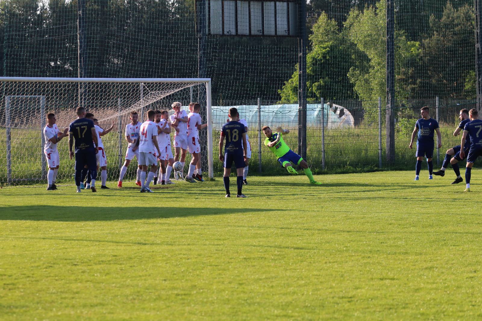 Remis w Kochlicach. Hat trick Dawida Stachowiaka z Iskry