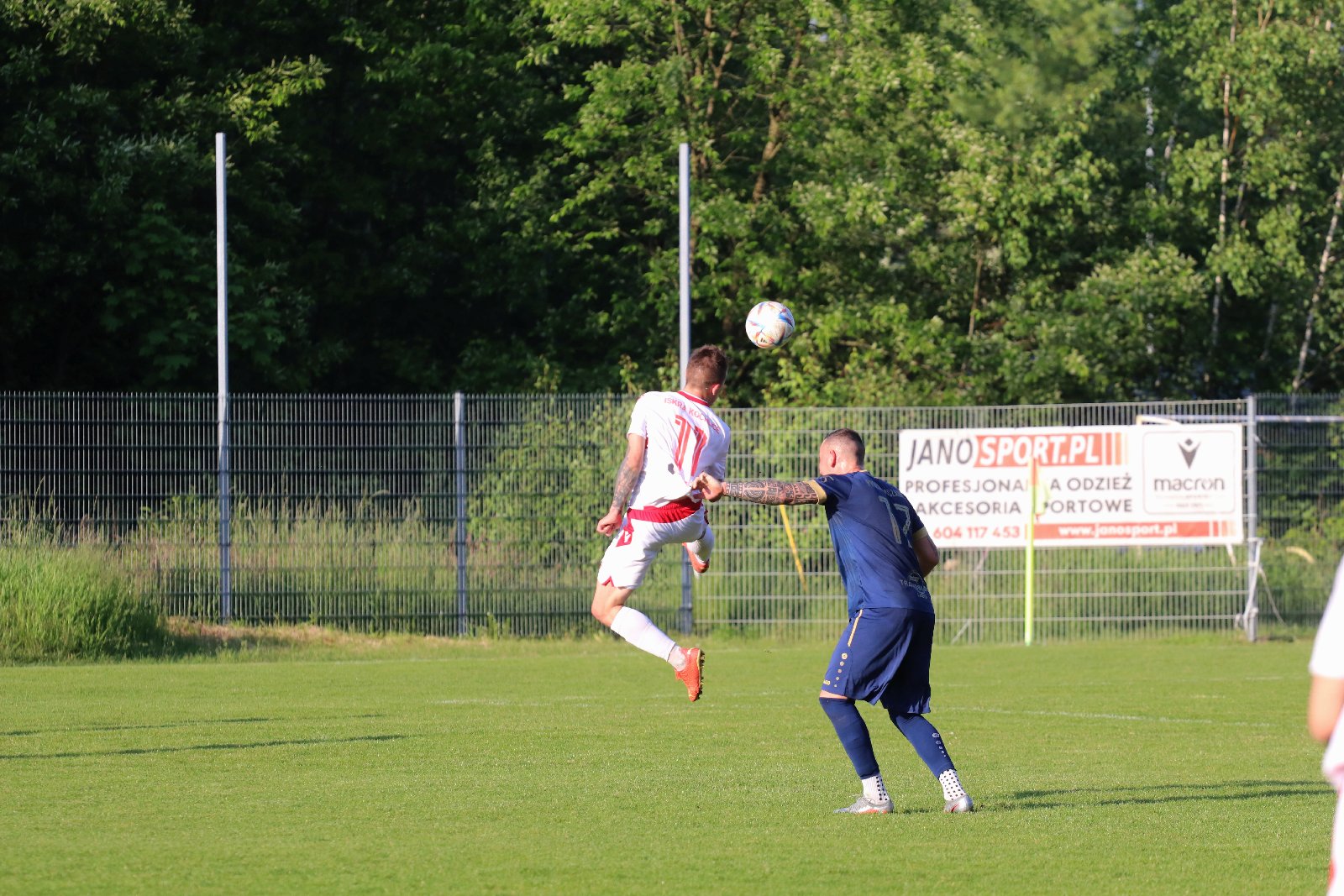 Remis w Kochlicach. Hat trick Dawida Stachowiaka z Iskry