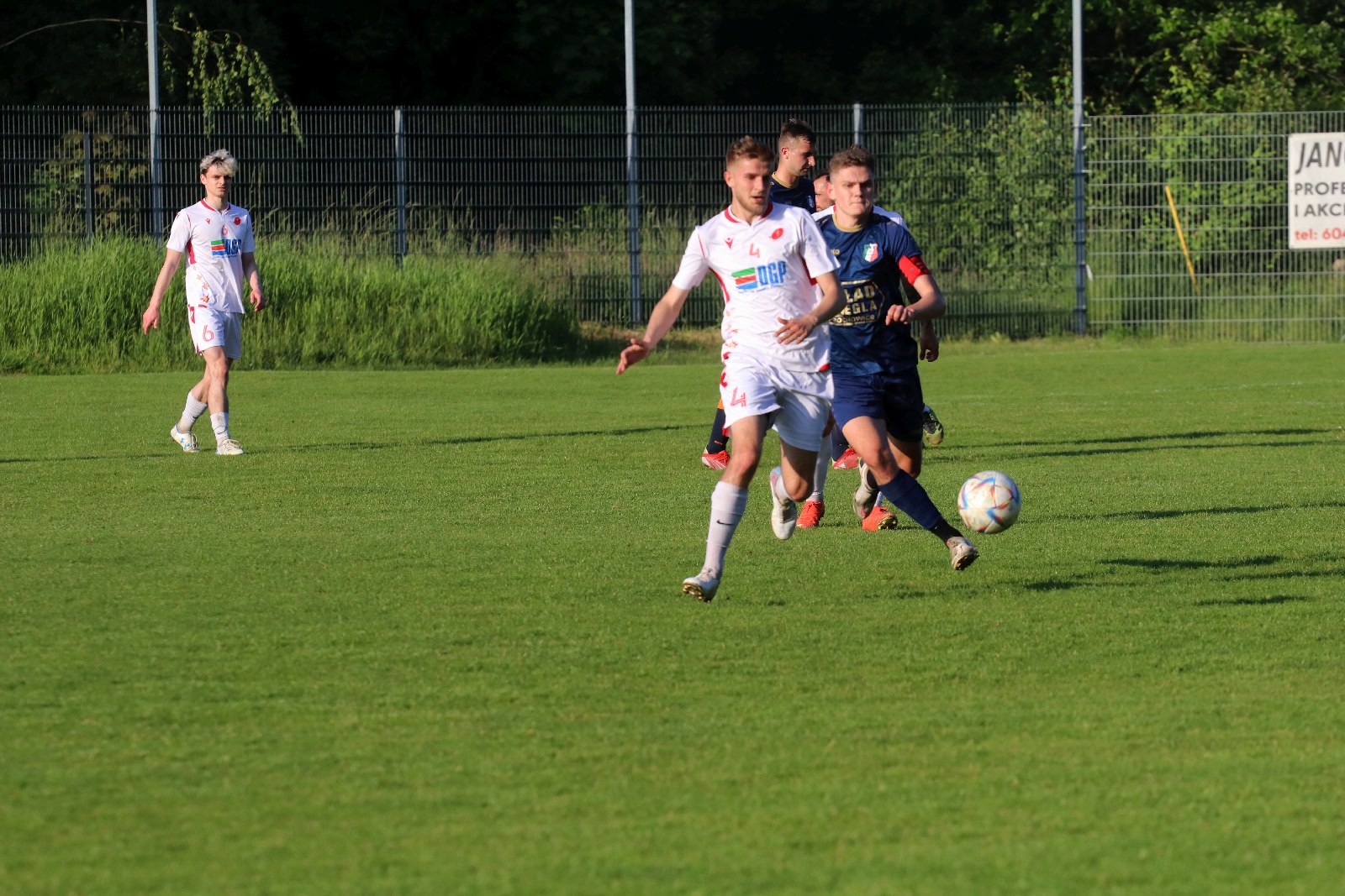 Remis w Kochlicach. Hat trick Dawida Stachowiaka z Iskry