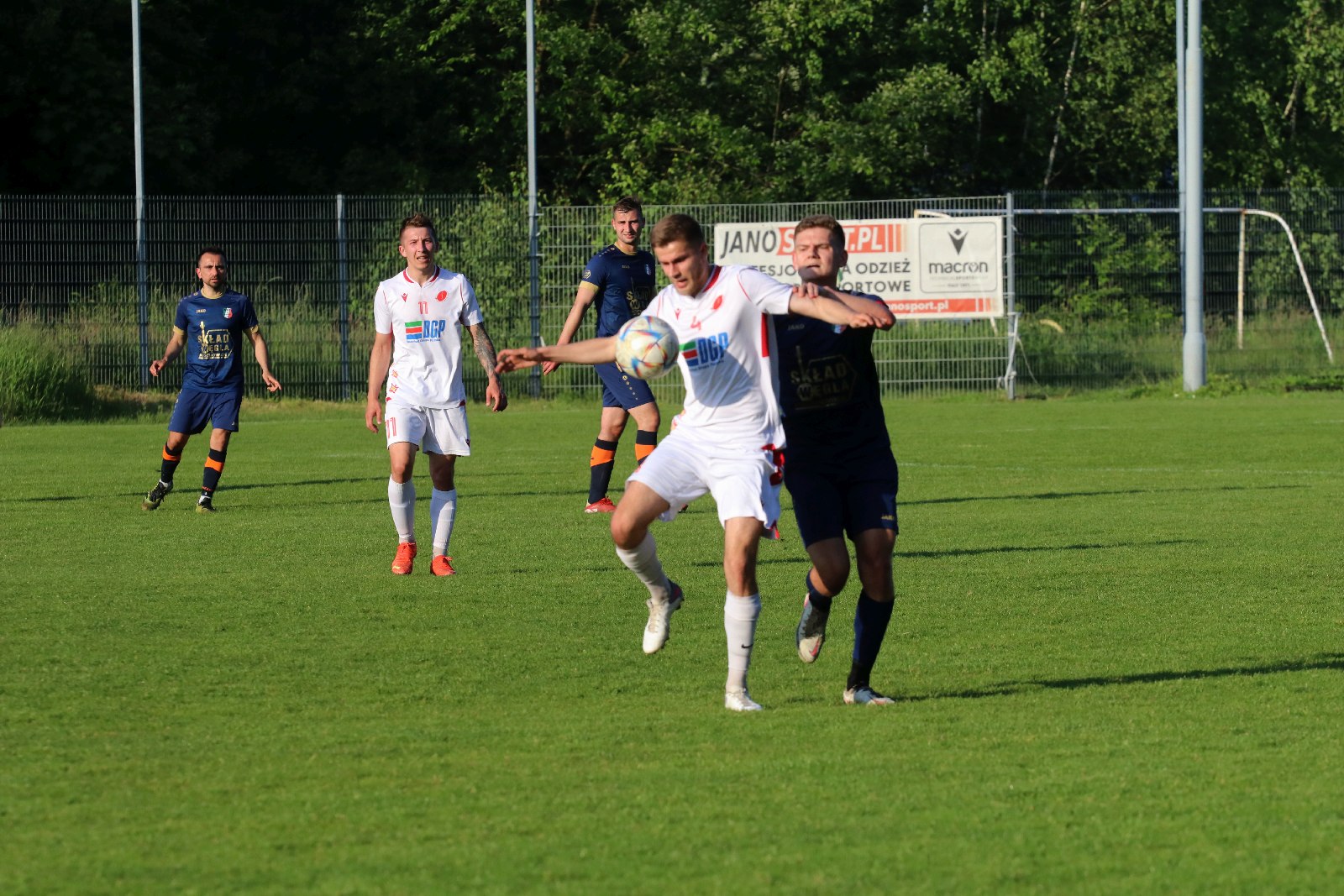 Remis w Kochlicach. Hat trick Dawida Stachowiaka z Iskry