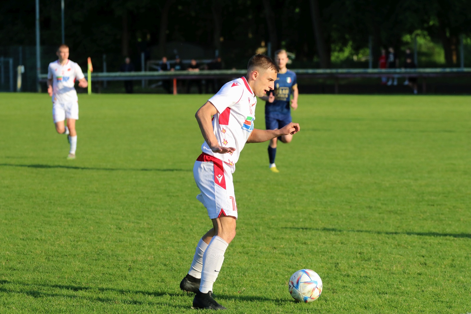 Remis w Kochlicach. Hat trick Dawida Stachowiaka z Iskry