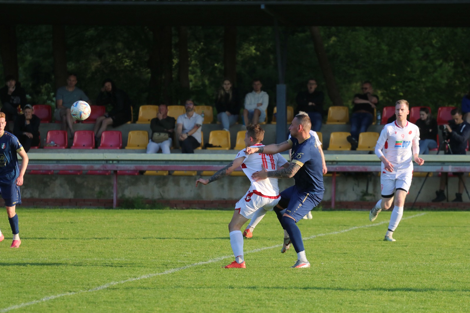 Remis w Kochlicach. Hat trick Dawida Stachowiaka z Iskry