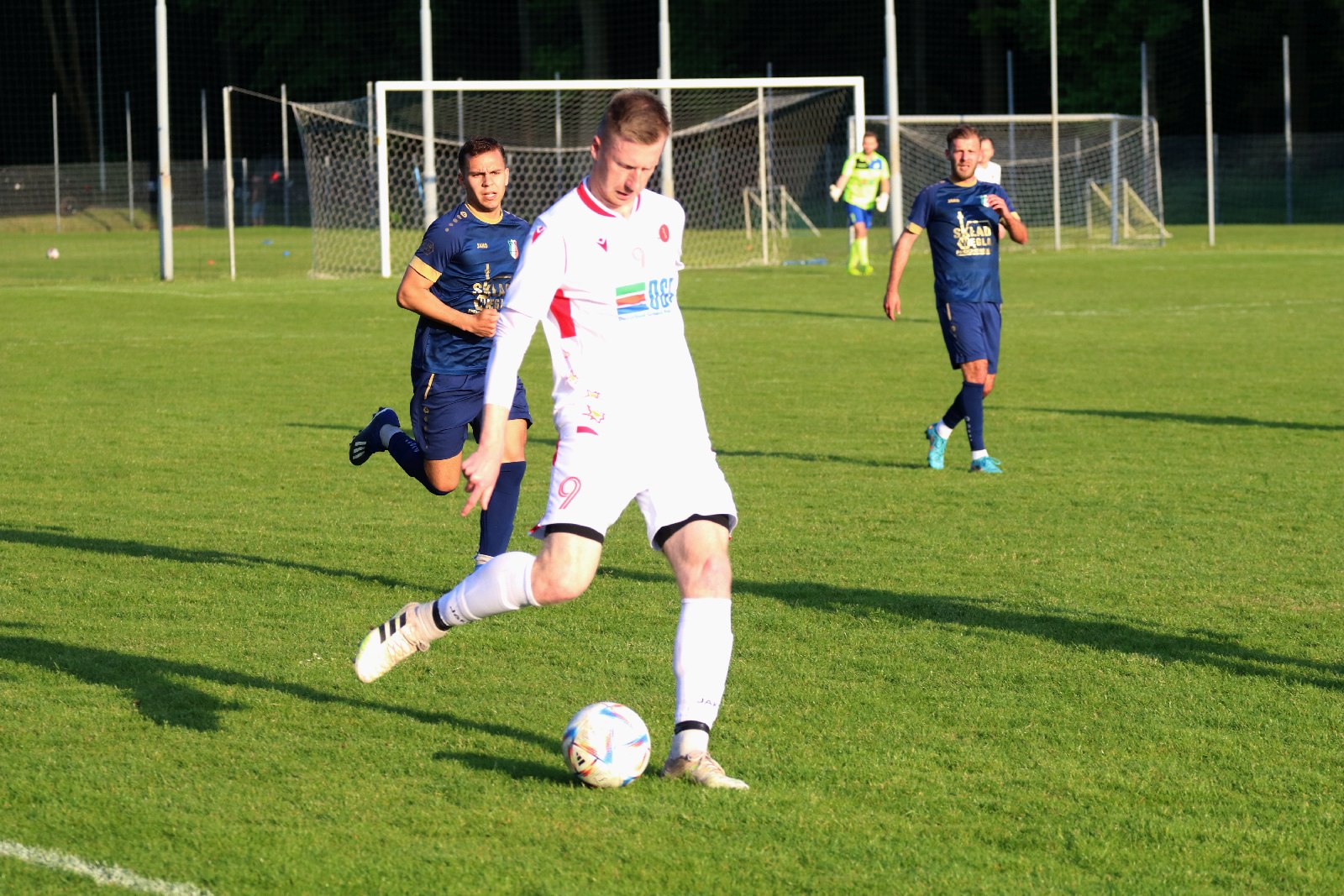 Remis w Kochlicach. Hat trick Dawida Stachowiaka z Iskry
