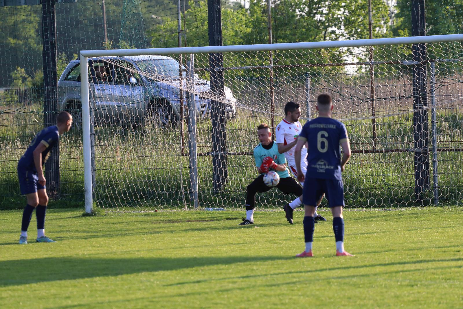 Remis w Kochlicach. Hat trick Dawida Stachowiaka z Iskry