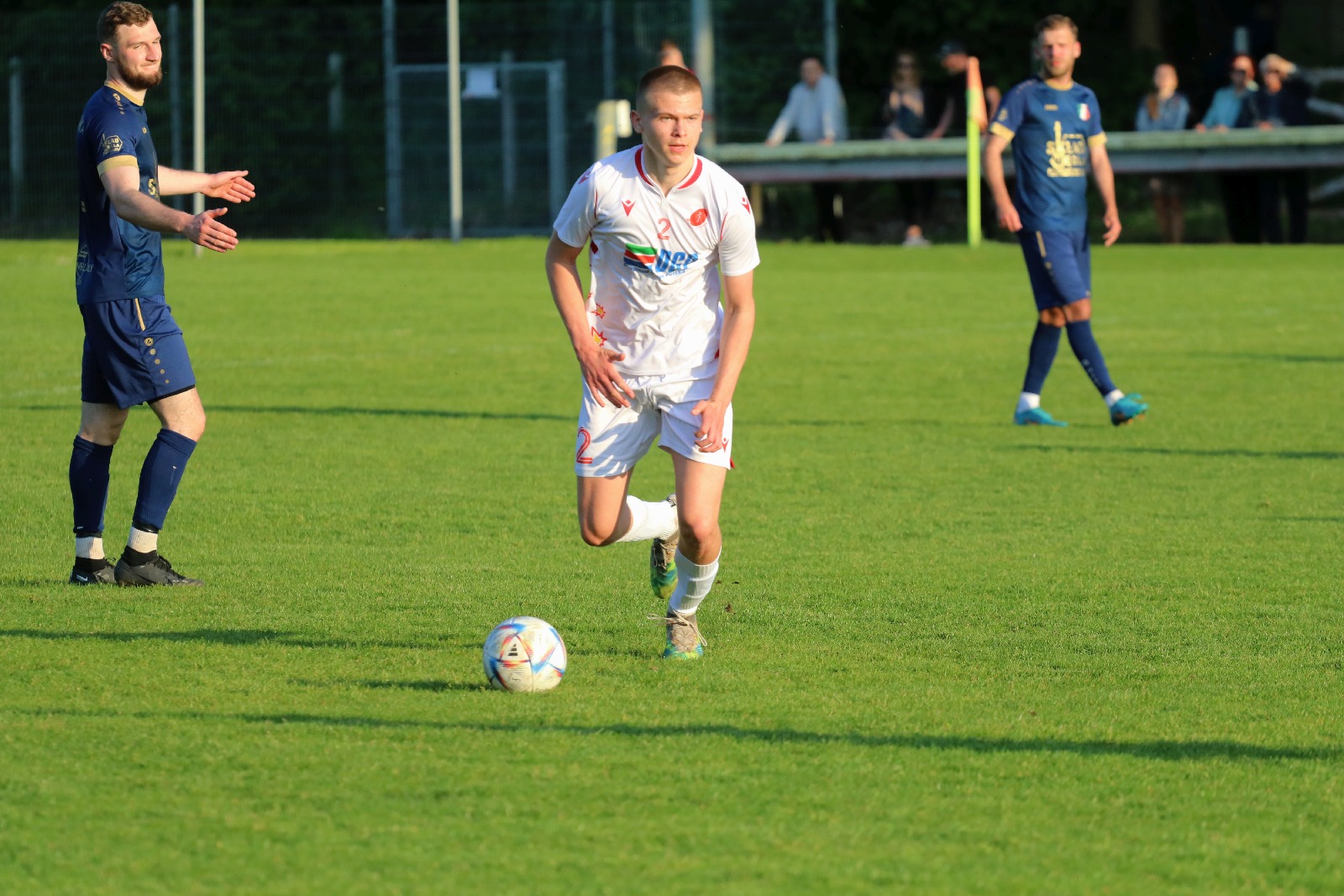 Remis w Kochlicach. Hat trick Dawida Stachowiaka z Iskry