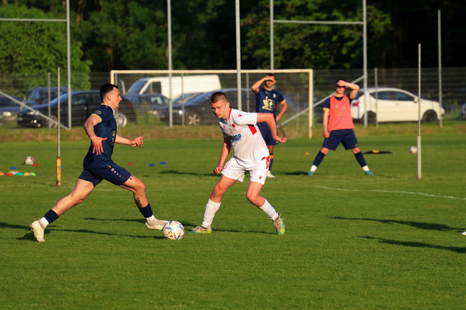 Remis w Kochlicach. Hat trick Dawida Stachowiaka z Iskry