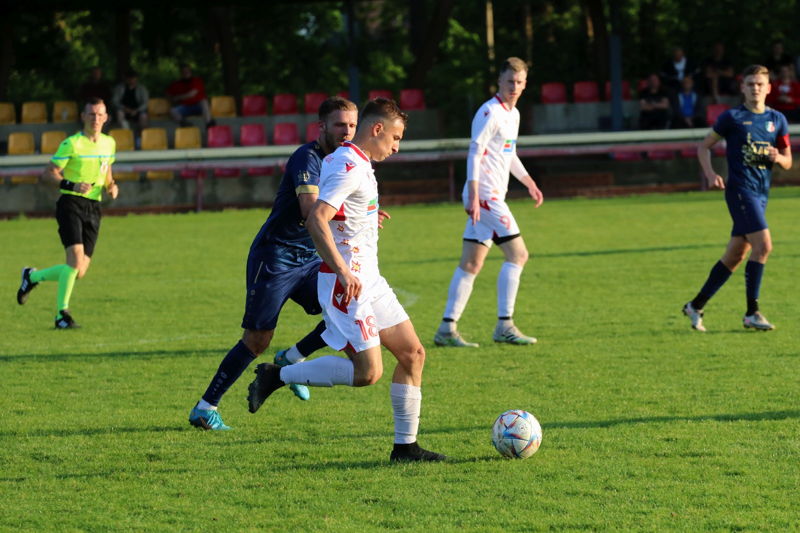 Remis w Kochlicach. Hat trick Dawida Stachowiaka z Iskry