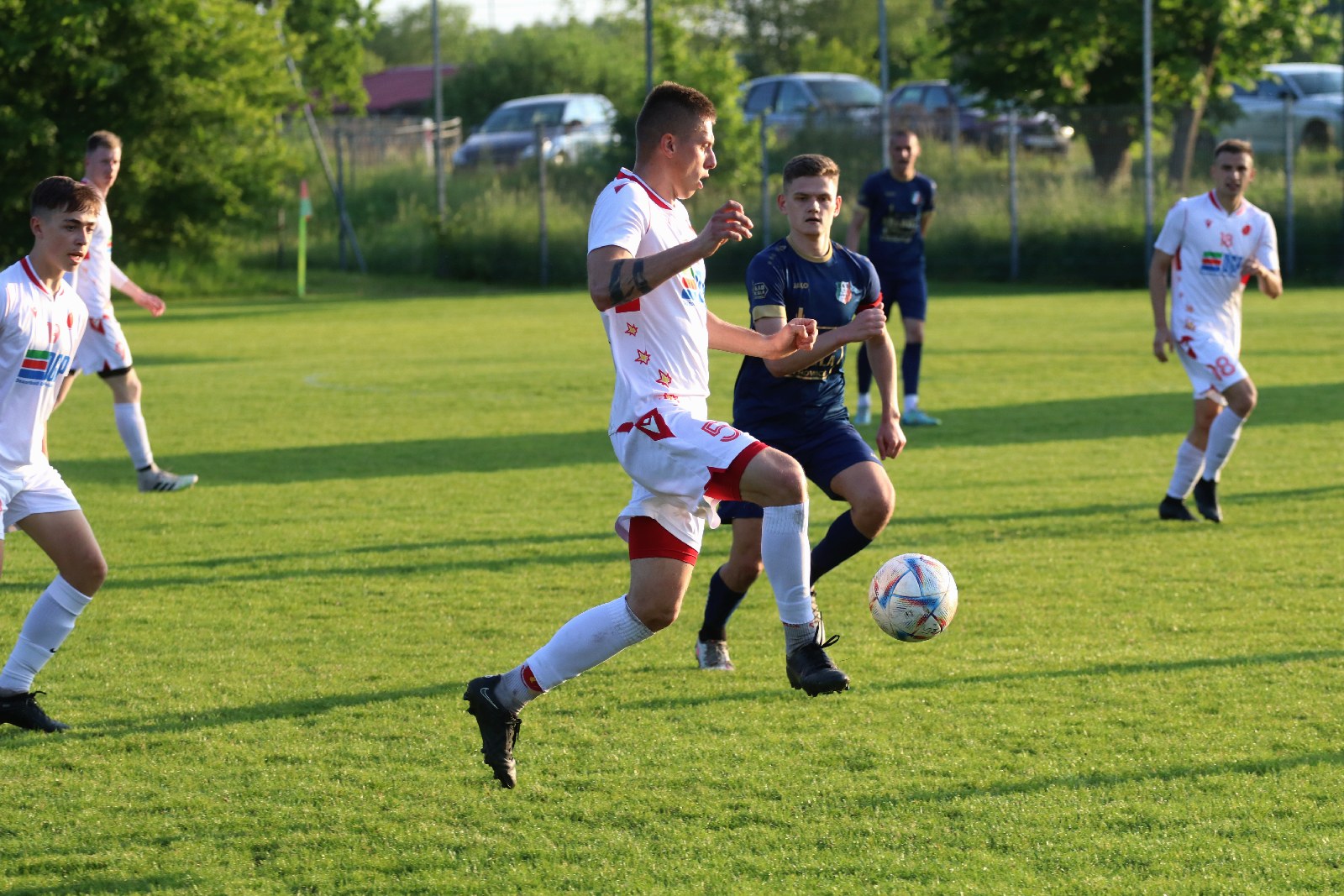 Remis w Kochlicach. Hat trick Dawida Stachowiaka z Iskry