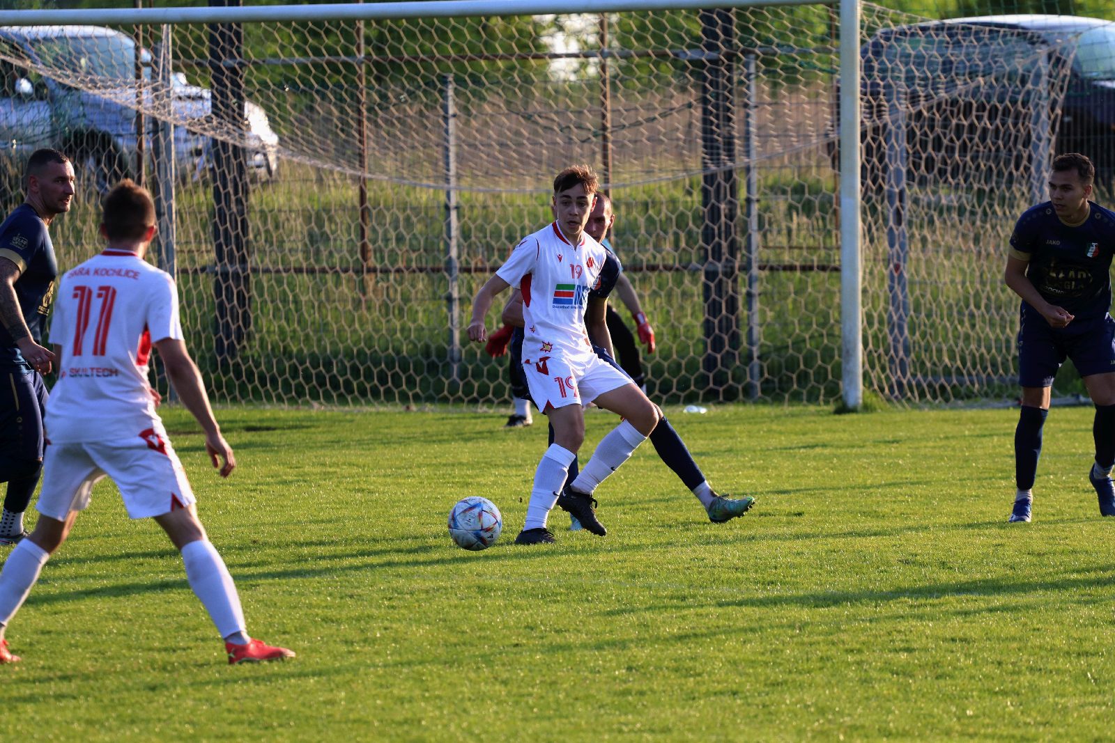 Remis w Kochlicach. Hat trick Dawida Stachowiaka z Iskry