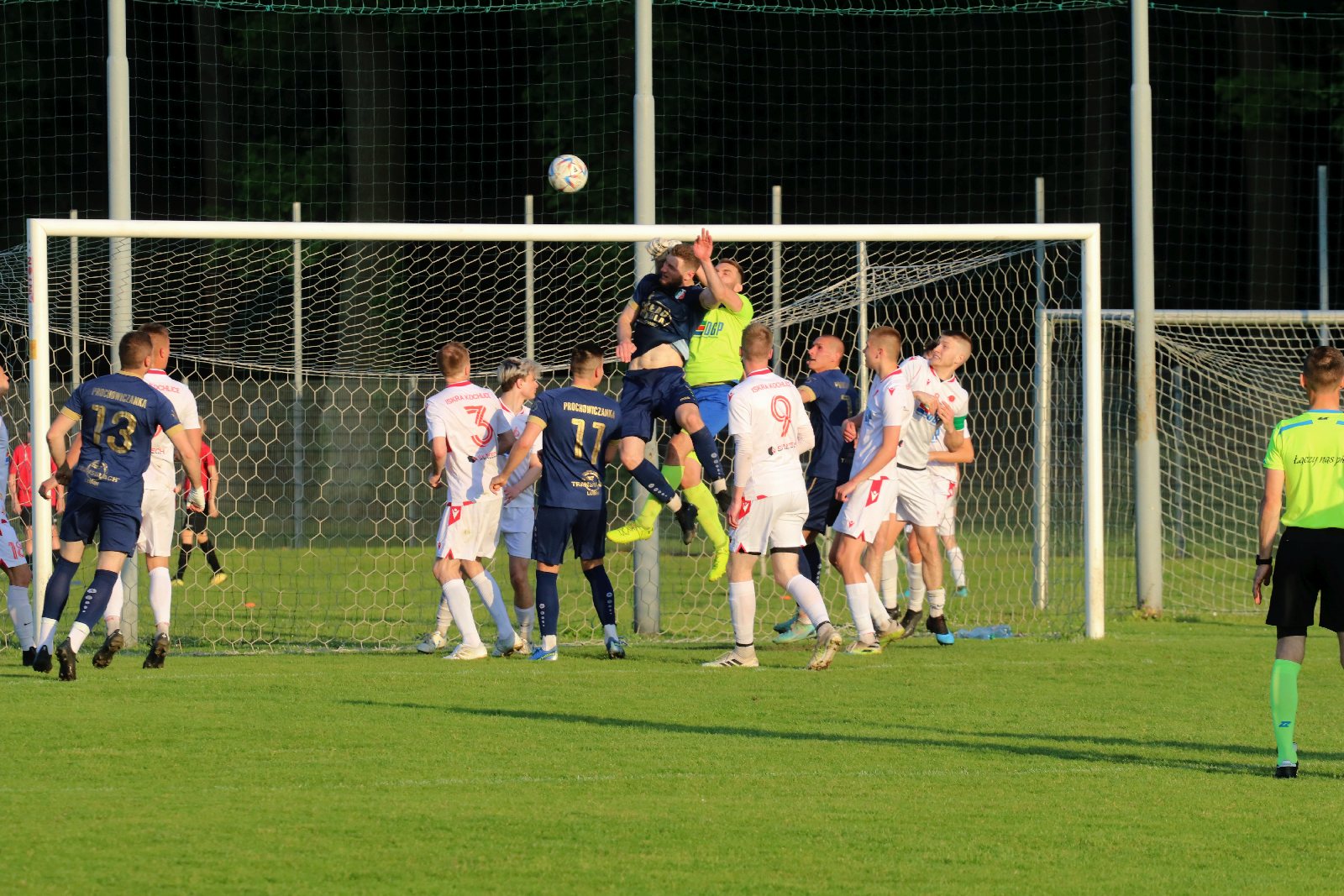 Remis w Kochlicach. Hat trick Dawida Stachowiaka z Iskry