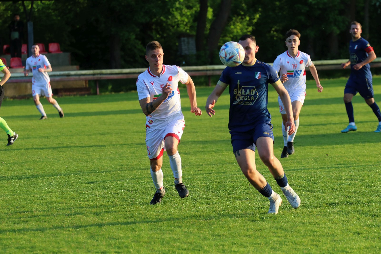 Remis w Kochlicach. Hat trick Dawida Stachowiaka z Iskry