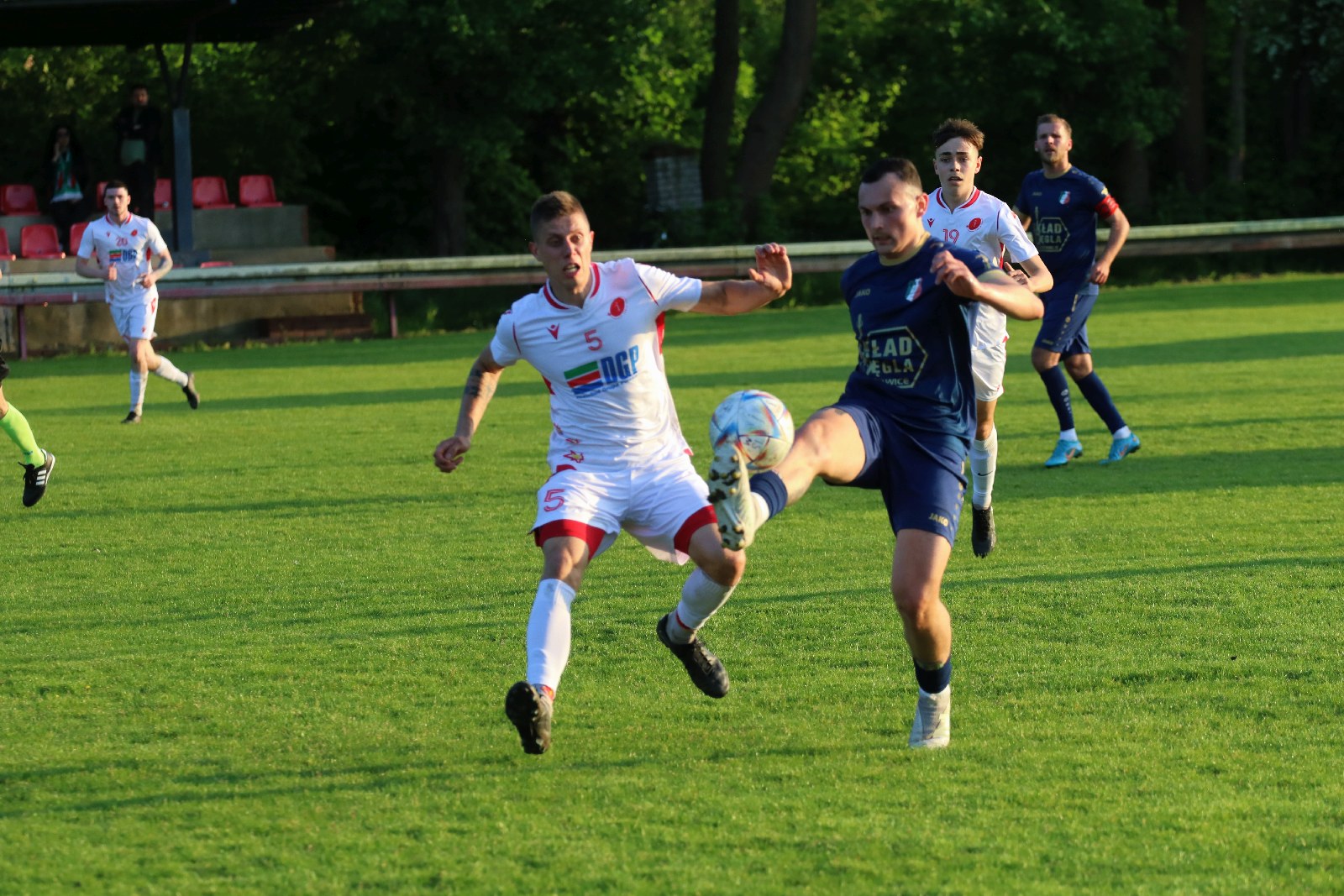 Remis w Kochlicach. Hat trick Dawida Stachowiaka z Iskry
