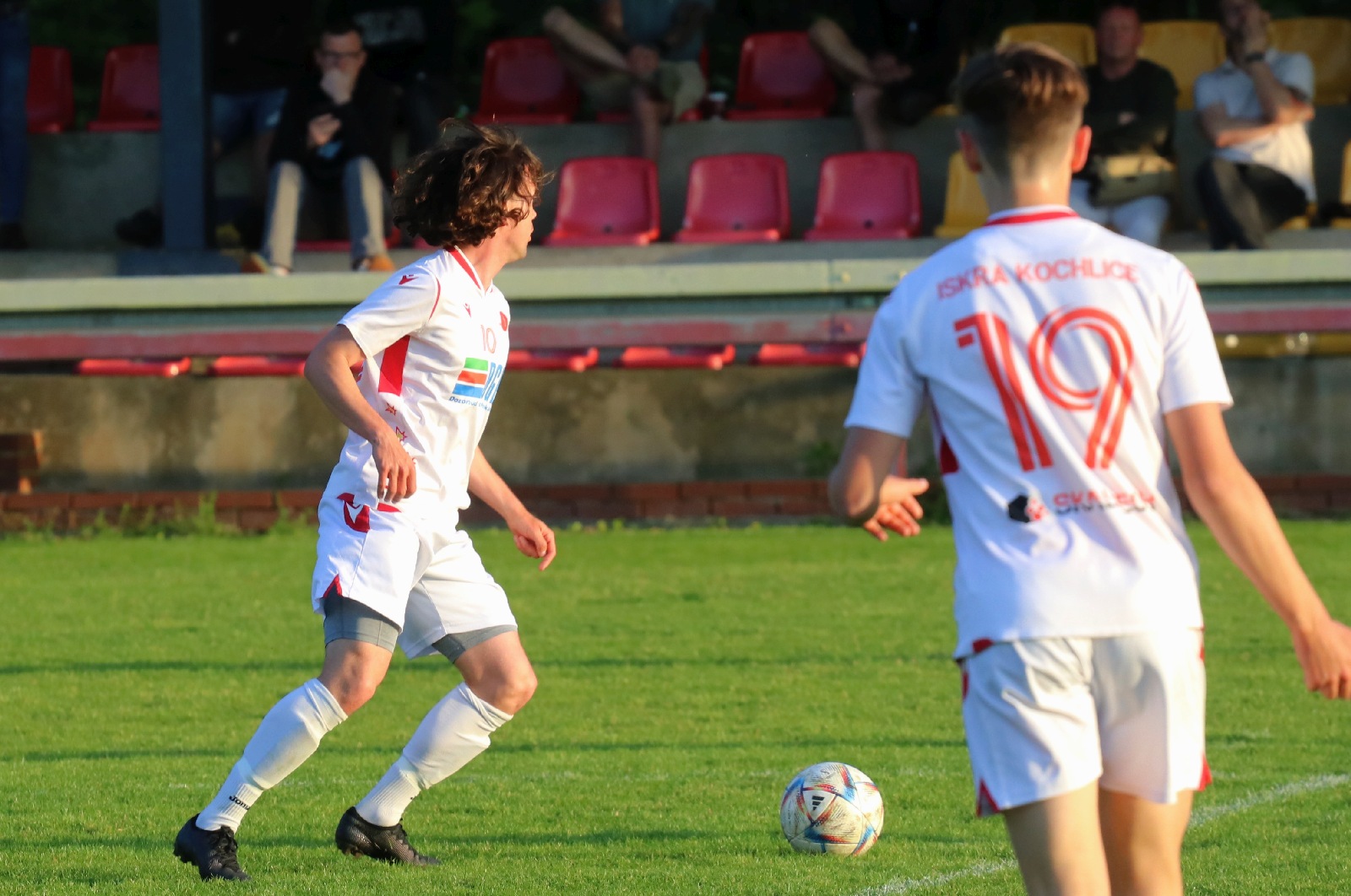 Remis w Kochlicach. Hat trick Dawida Stachowiaka z Iskry