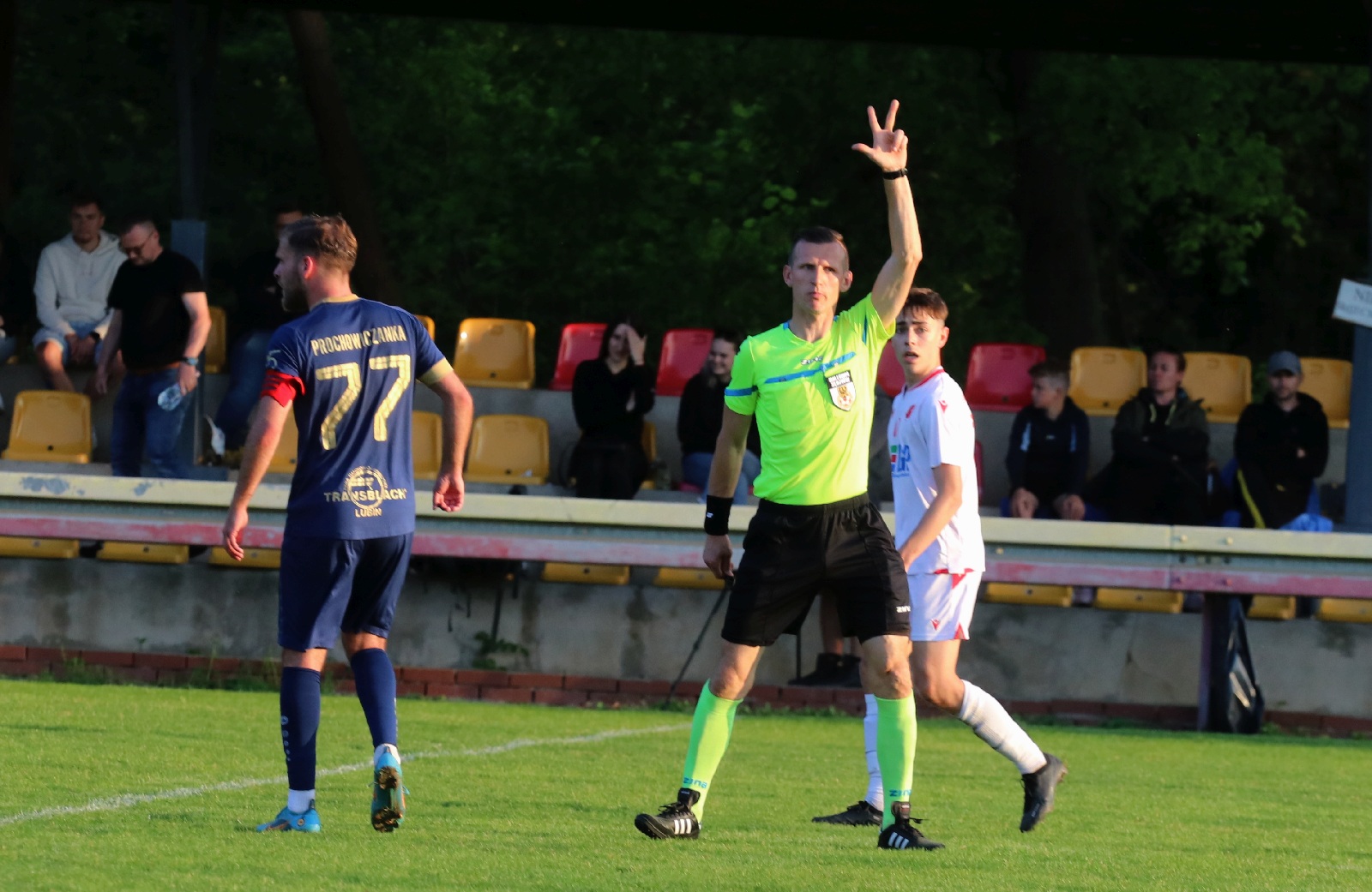 Remis w Kochlicach. Hat trick Dawida Stachowiaka z Iskry
