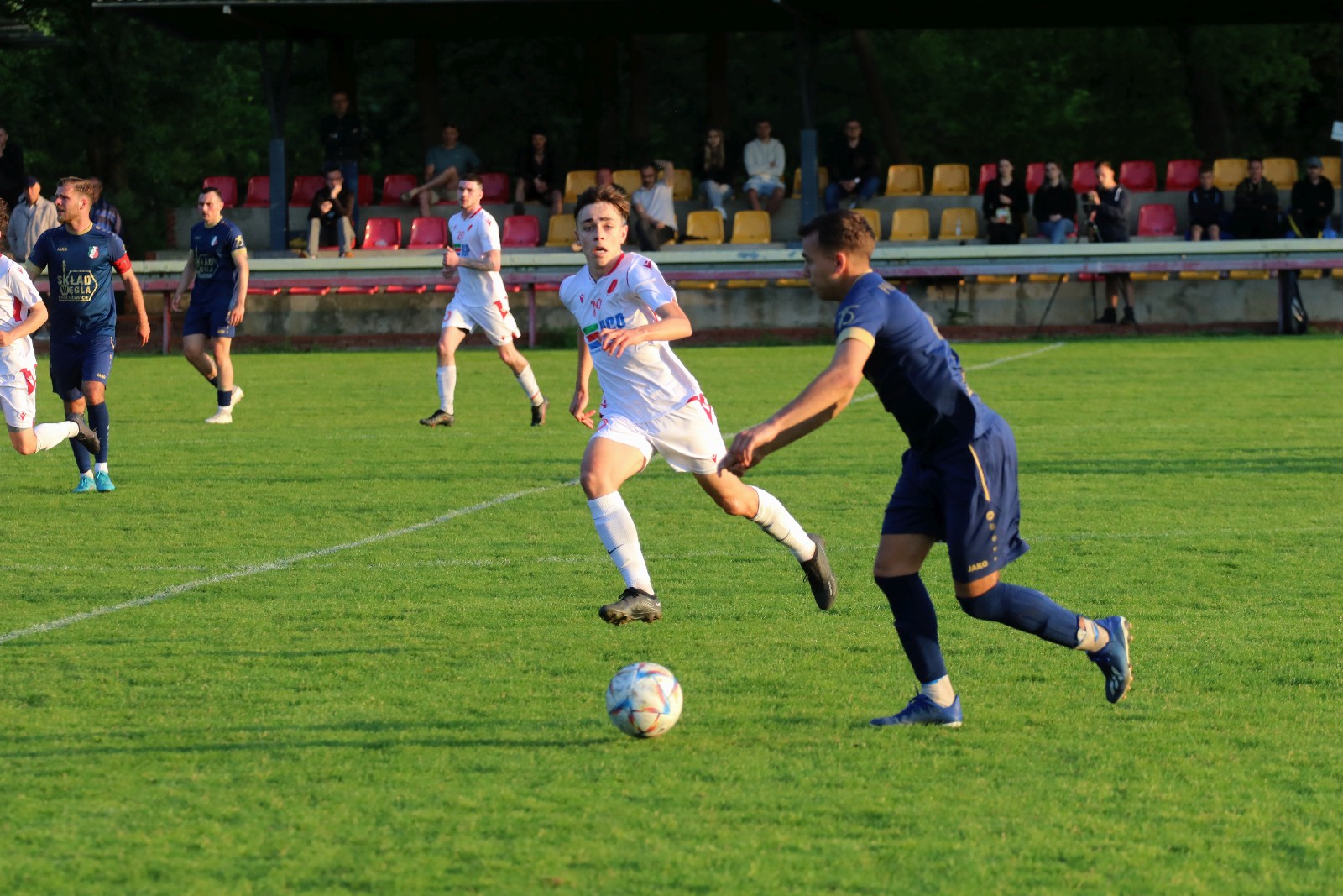 Remis w Kochlicach. Hat trick Dawida Stachowiaka z Iskry