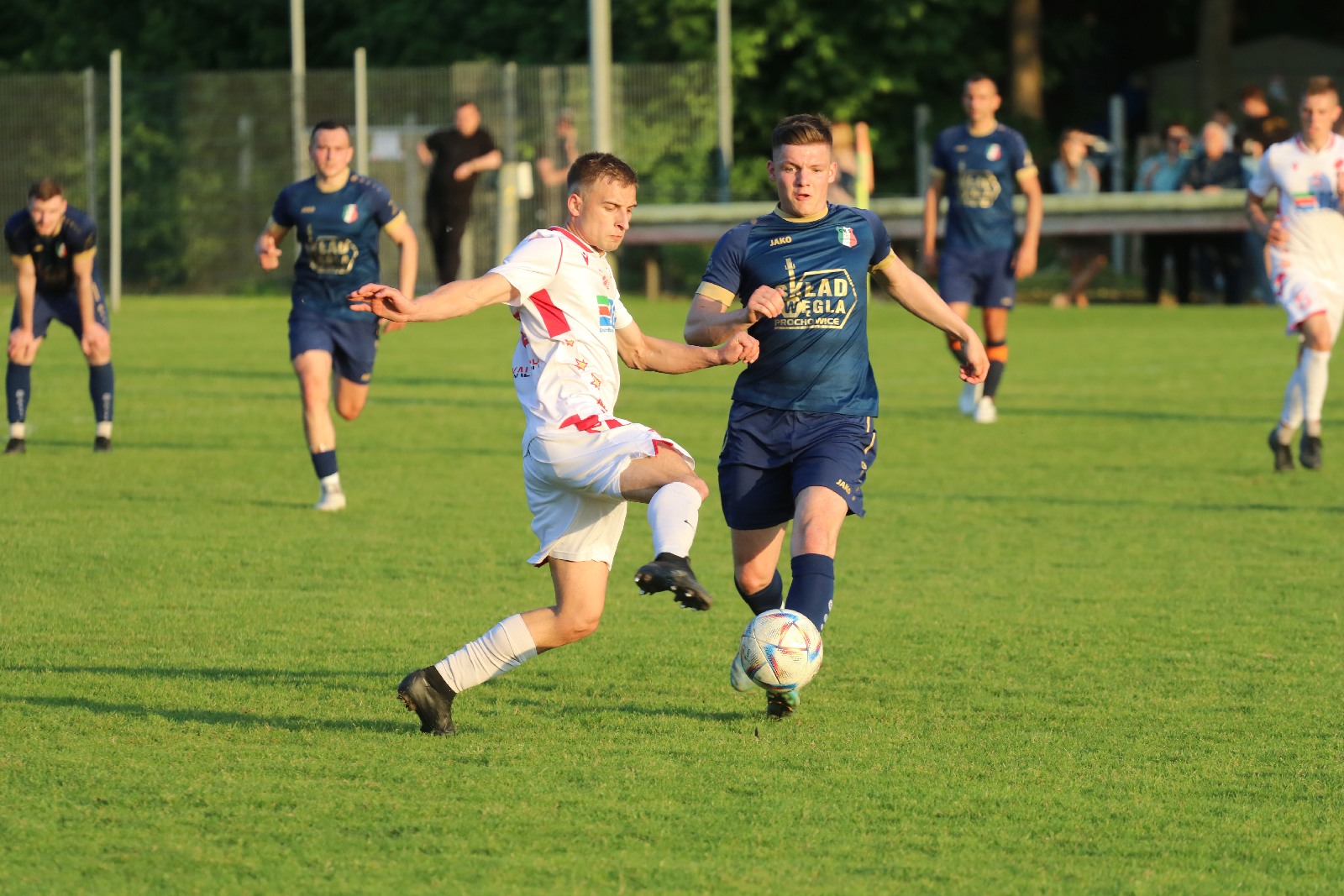 Remis w Kochlicach. Hat trick Dawida Stachowiaka z Iskry