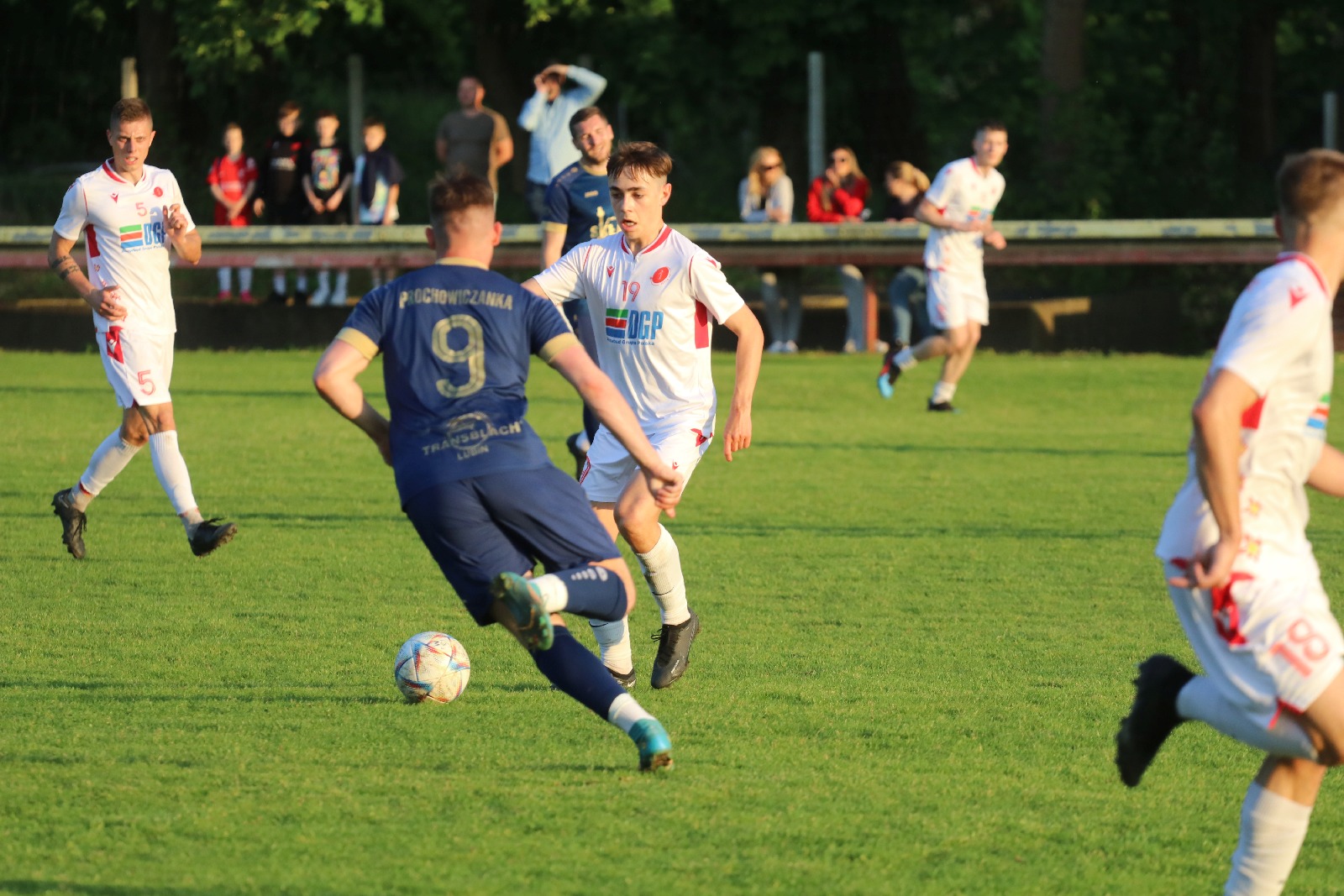 Remis w Kochlicach. Hat trick Dawida Stachowiaka z Iskry