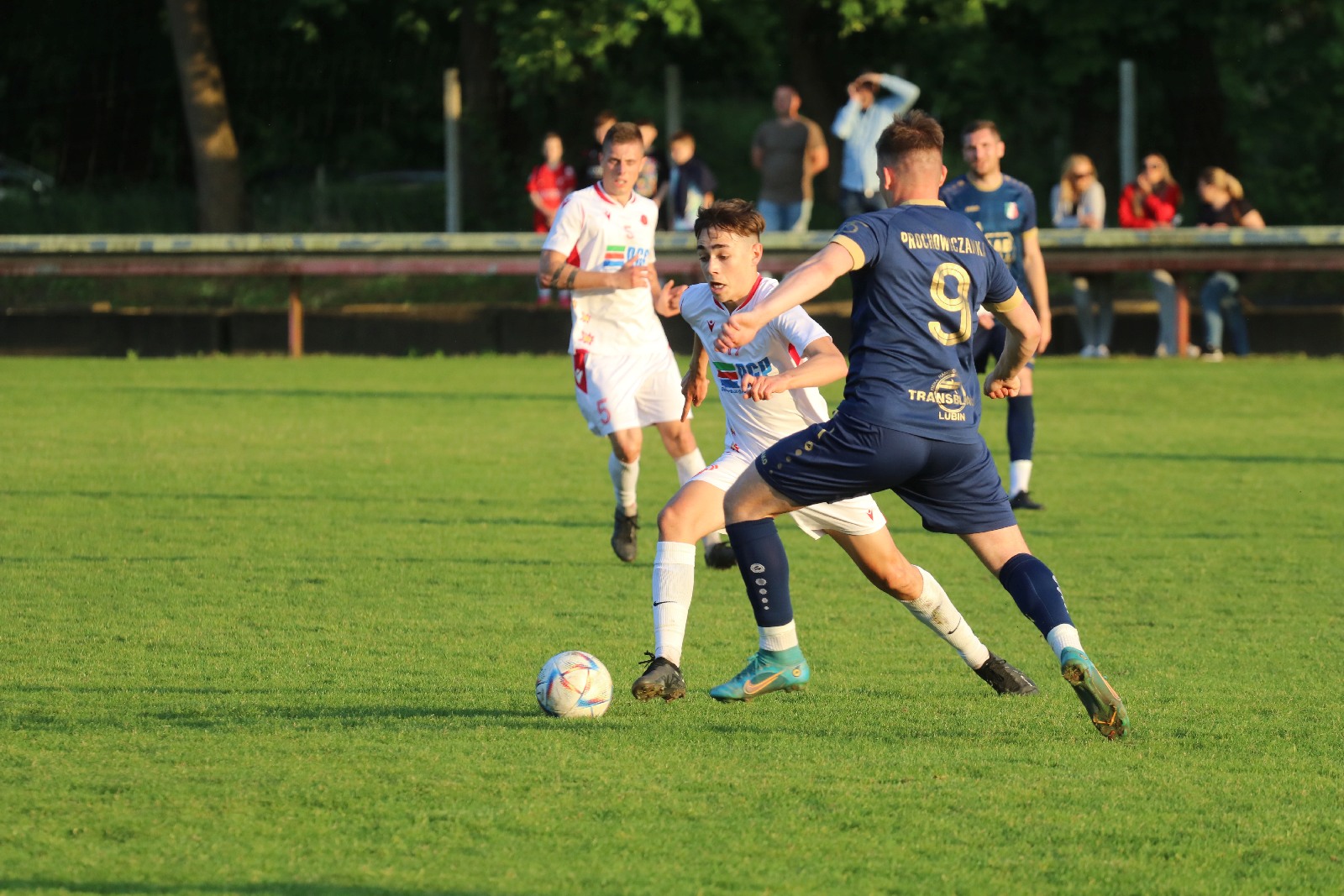 Remis w Kochlicach. Hat trick Dawida Stachowiaka z Iskry