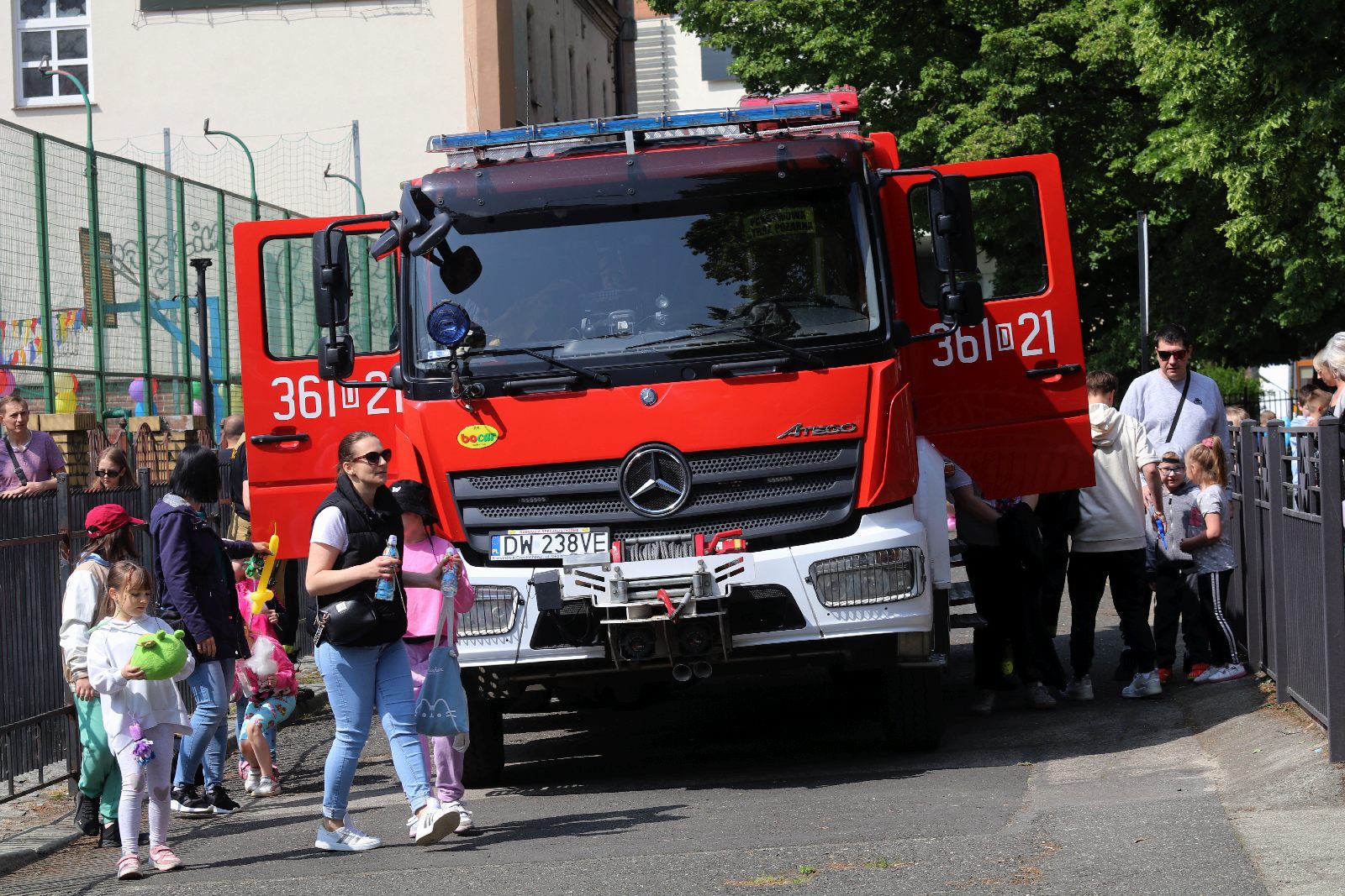 Festyn z okazji Dnia Dziecka w Szkole Podstawowej nr 4 w Legnicy