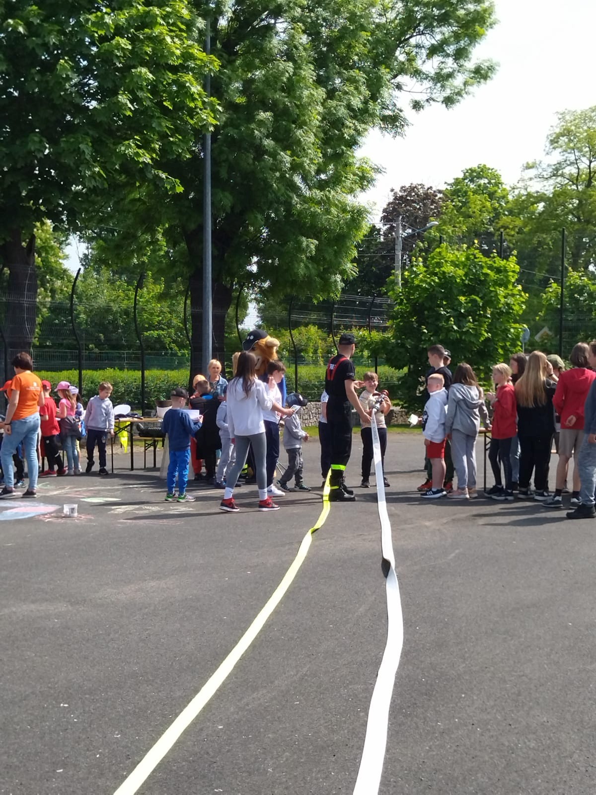 Piknik bezpieczeństwa na boisku Szkoły Podstawowej w Kunicach