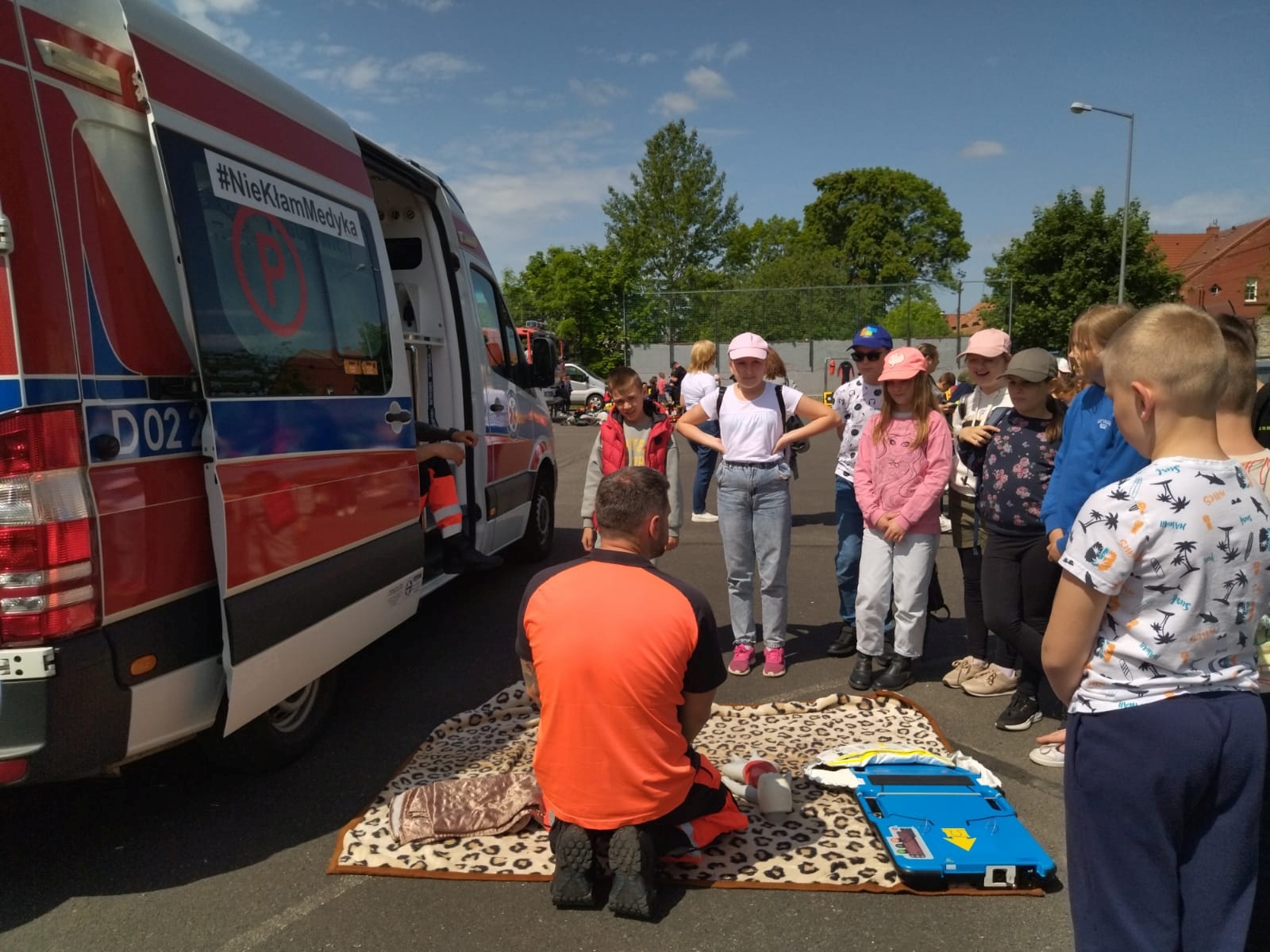 Piknik bezpieczeństwa na boisku Szkoły Podstawowej w Kunicach