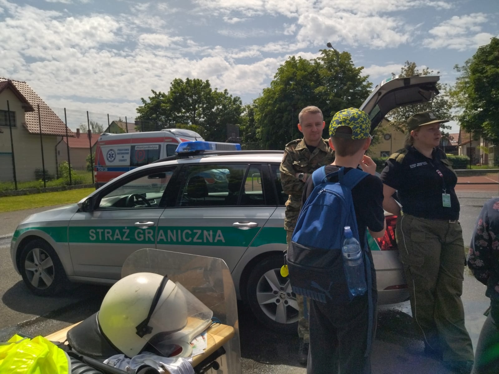 Piknik bezpieczeństwa na boisku Szkoły Podstawowej w Kunicach