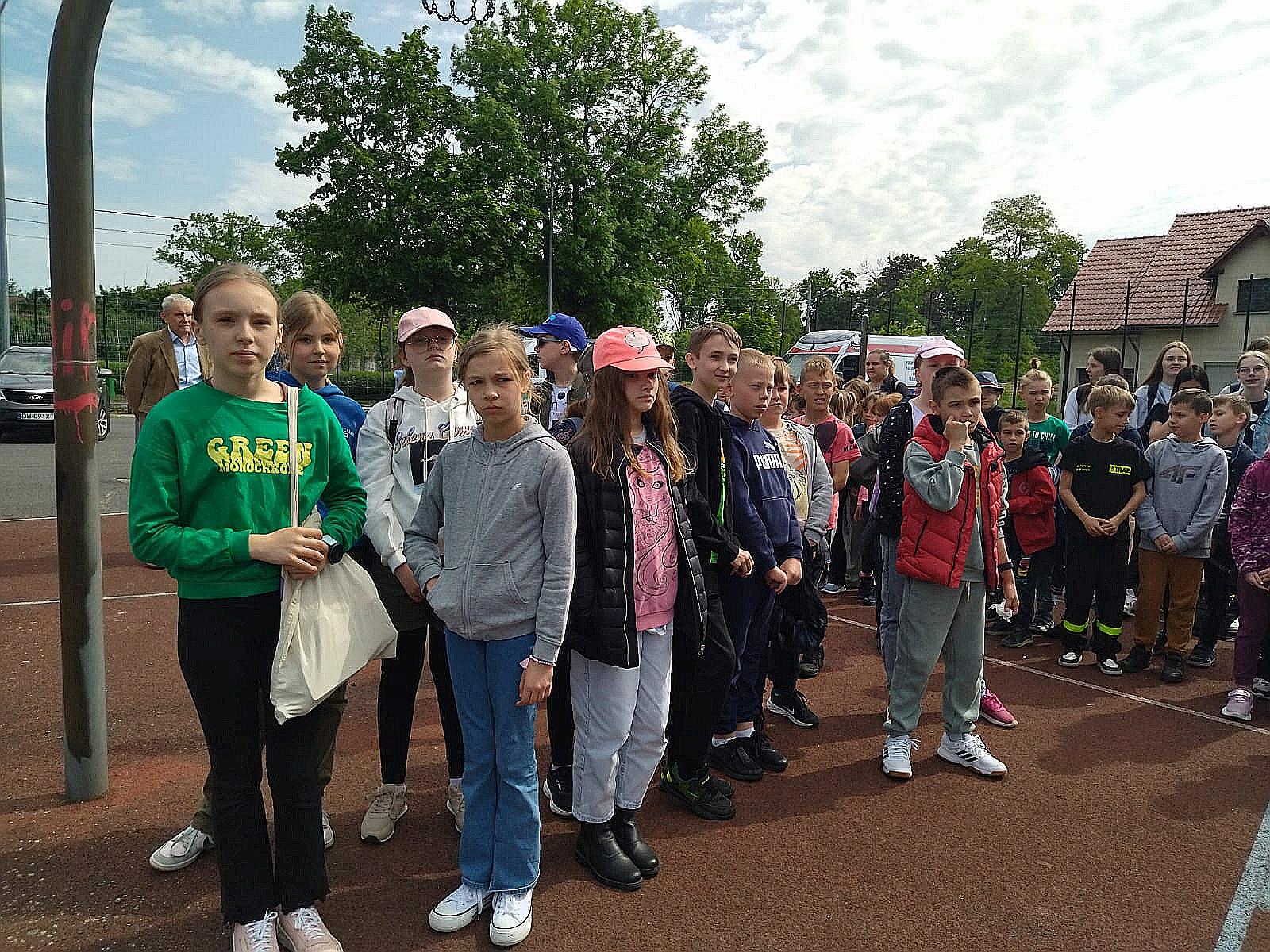 Piknik bezpieczeństwa na boisku Szkoły Podstawowej w Kunicach