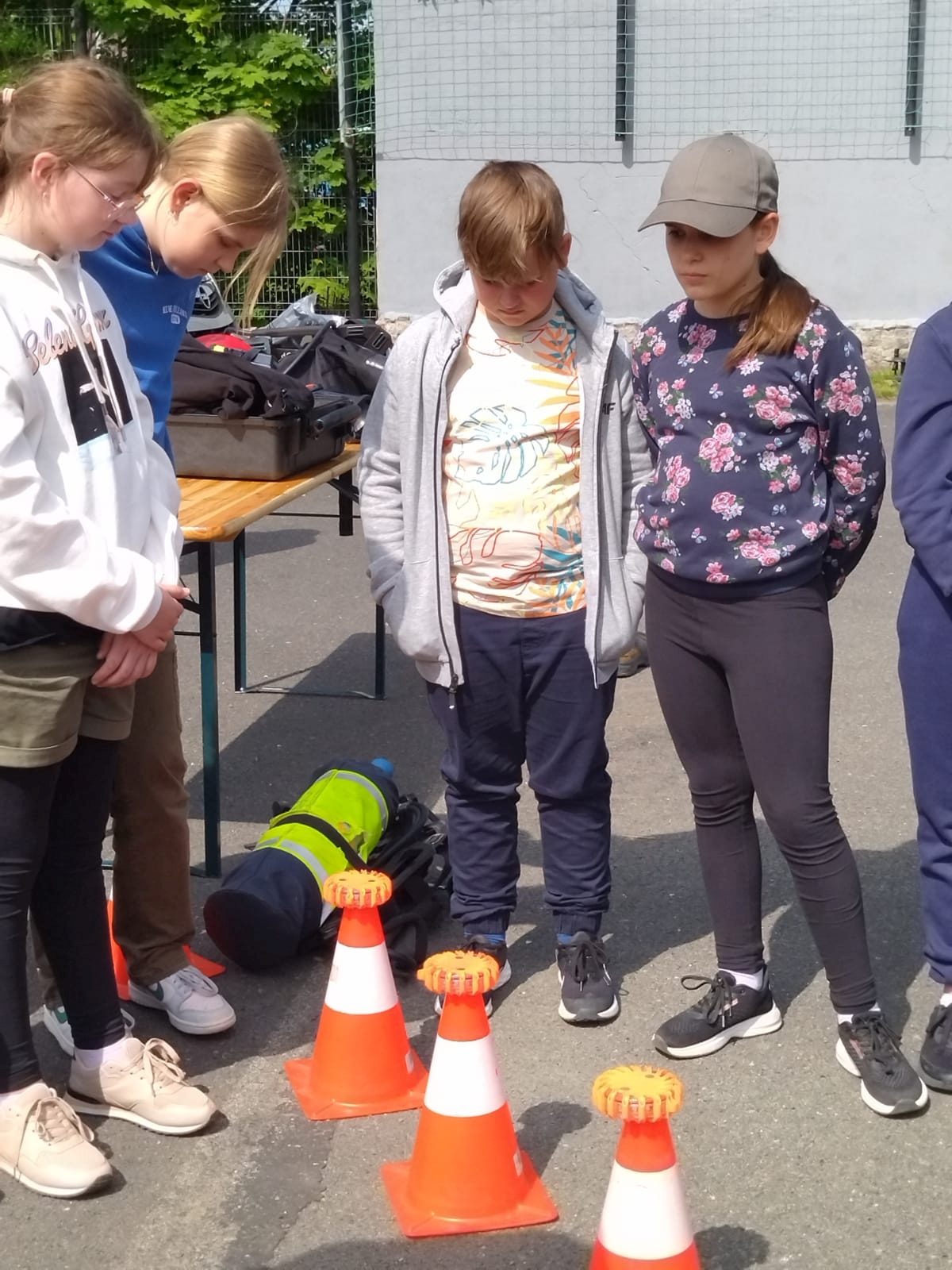 Piknik bezpieczeństwa na boisku Szkoły Podstawowej w Kunicach