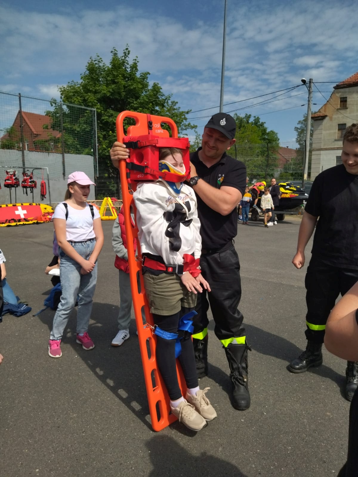 Piknik bezpieczeństwa na boisku Szkoły Podstawowej w Kunicach