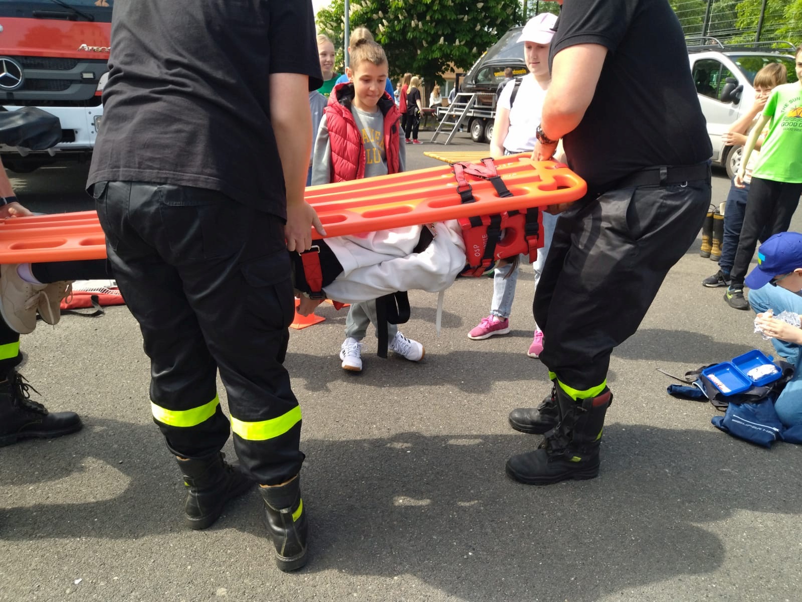 Piknik bezpieczeństwa na boisku Szkoły Podstawowej w Kunicach