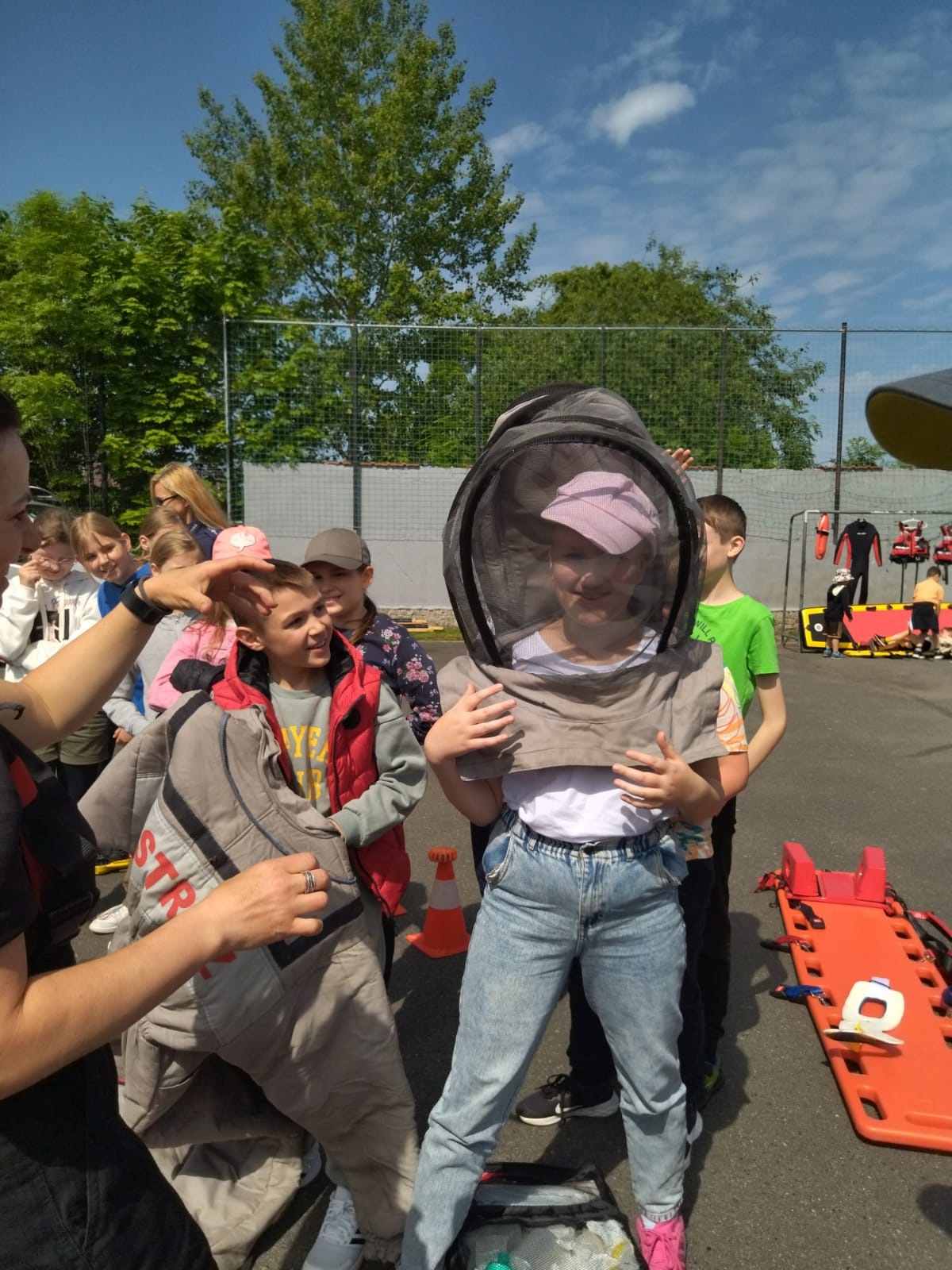 Piknik bezpieczeństwa na boisku Szkoły Podstawowej w Kunicach