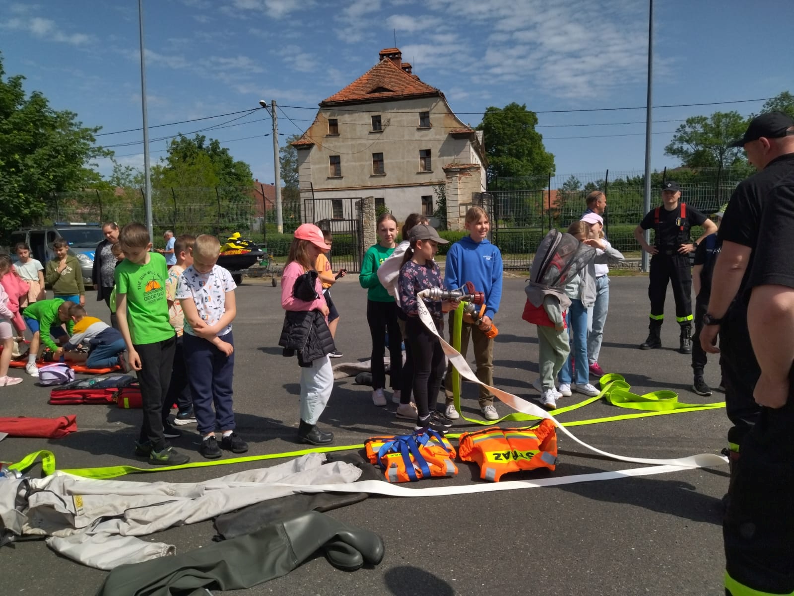Piknik bezpieczeństwa na boisku Szkoły Podstawowej w Kunicach