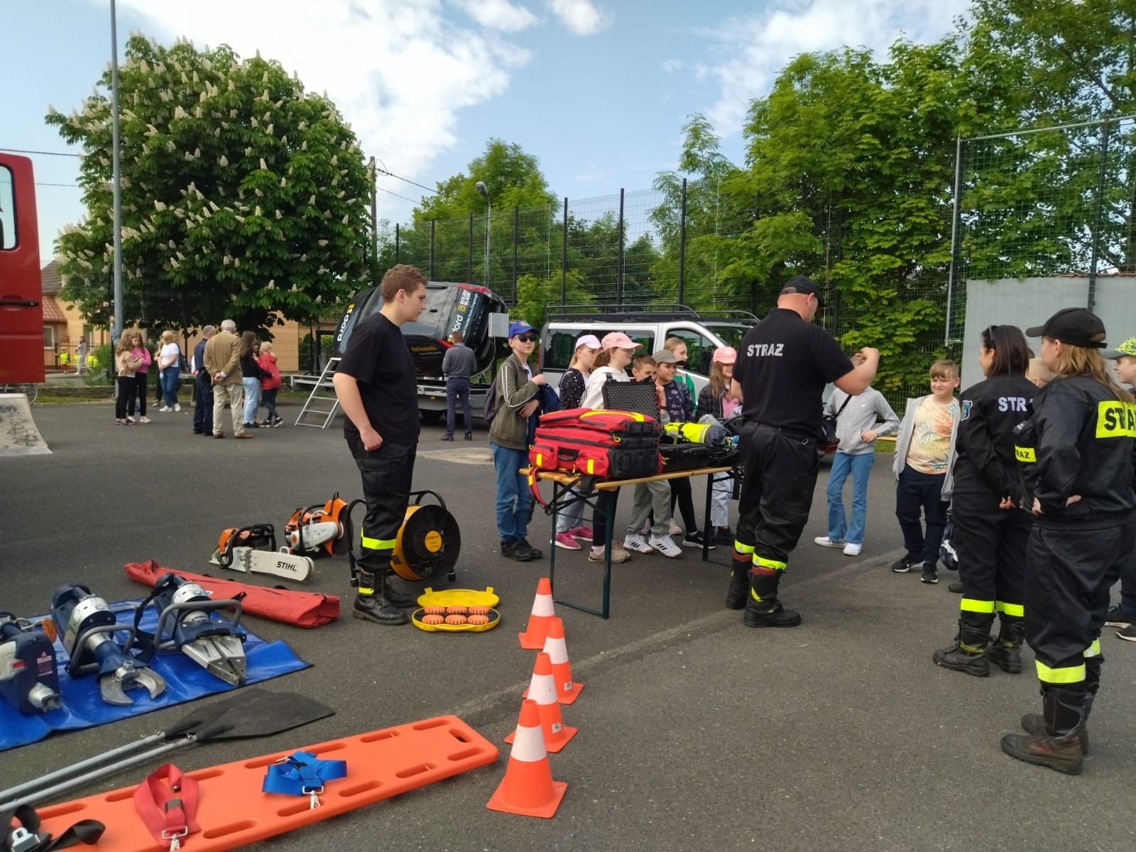 Piknik bezpieczeństwa na boisku Szkoły Podstawowej w Kunicach