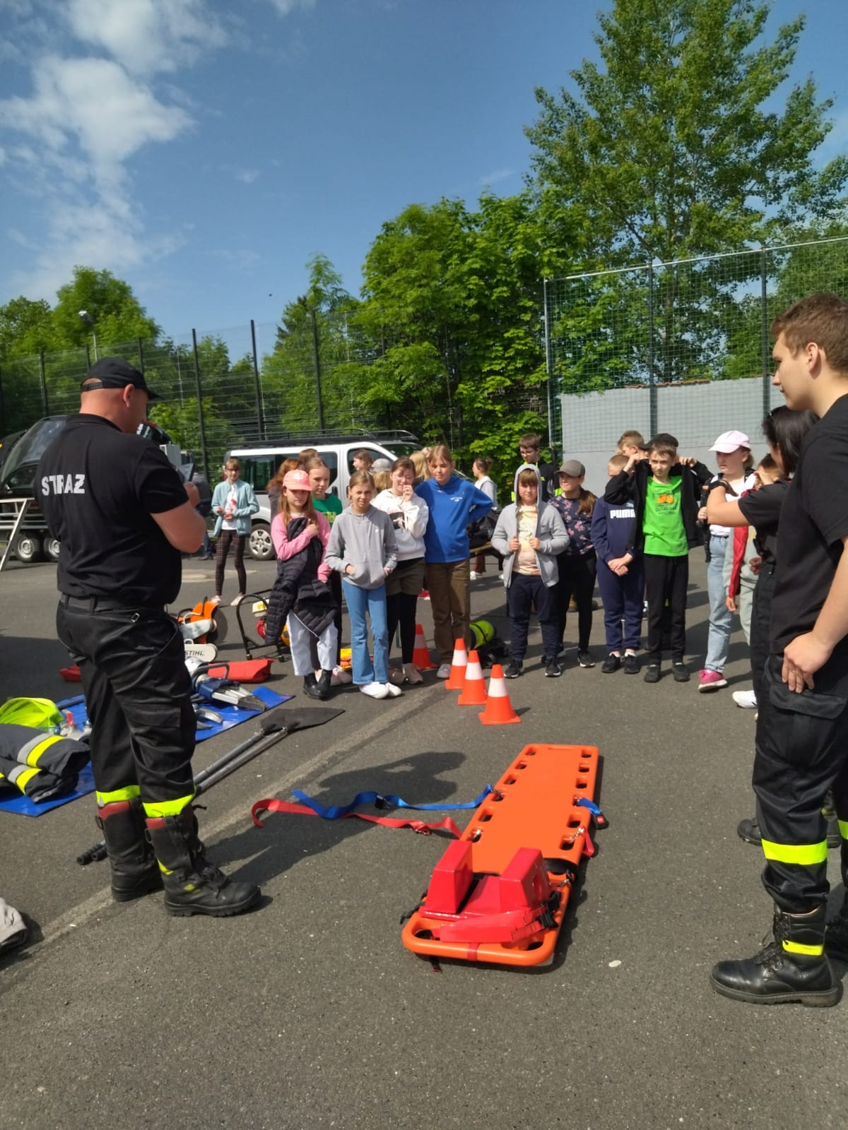 Piknik bezpieczeństwa na boisku Szkoły Podstawowej w Kunicach