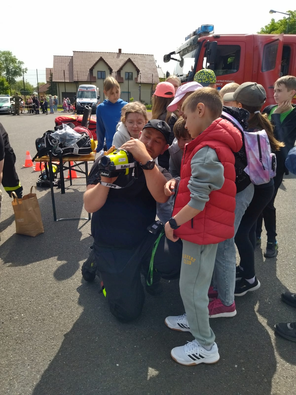 Piknik bezpieczeństwa na boisku Szkoły Podstawowej w Kunicach
