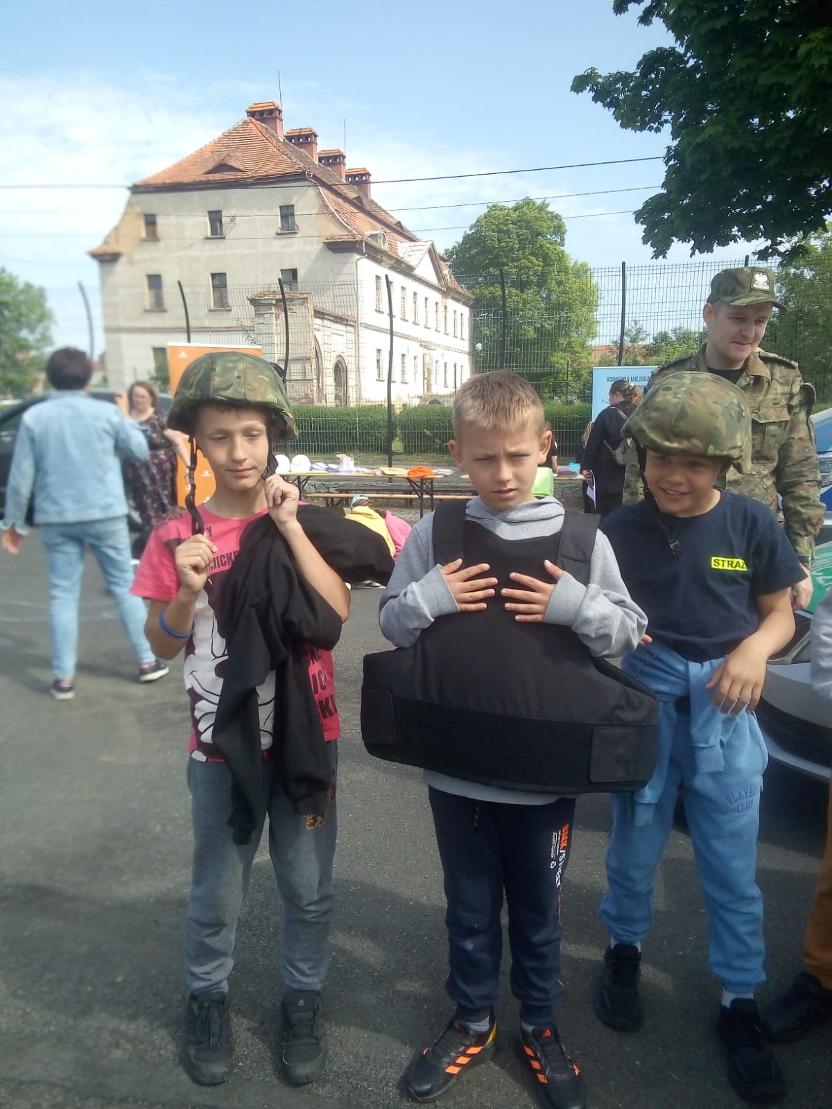Piknik bezpieczeństwa na boisku Szkoły Podstawowej w Kunicach