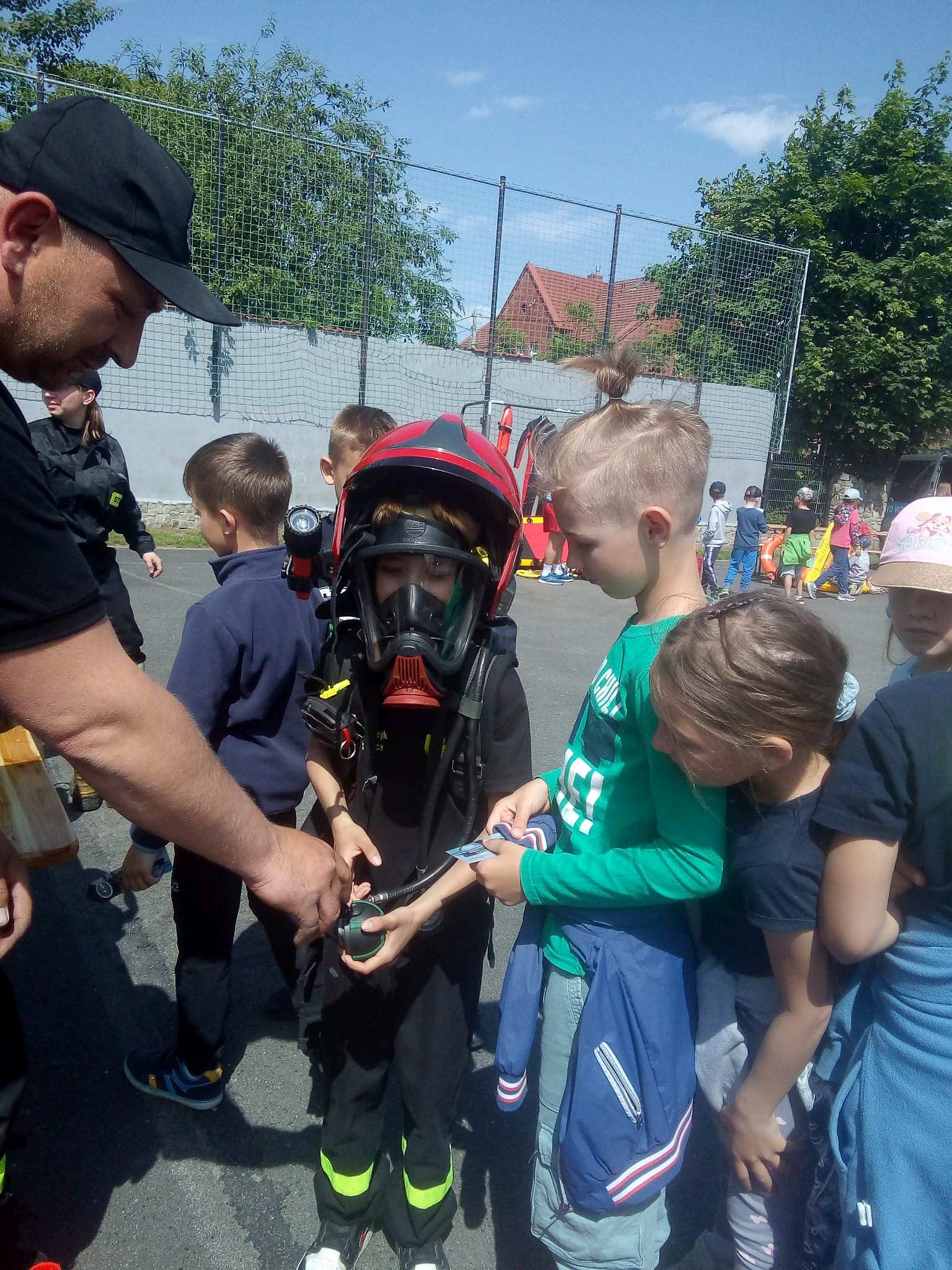 Piknik bezpieczeństwa na boisku Szkoły Podstawowej w Kunicach