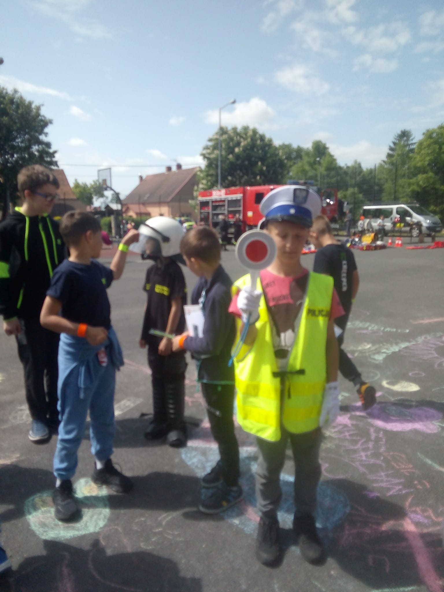 Piknik bezpieczeństwa na boisku Szkoły Podstawowej w Kunicach