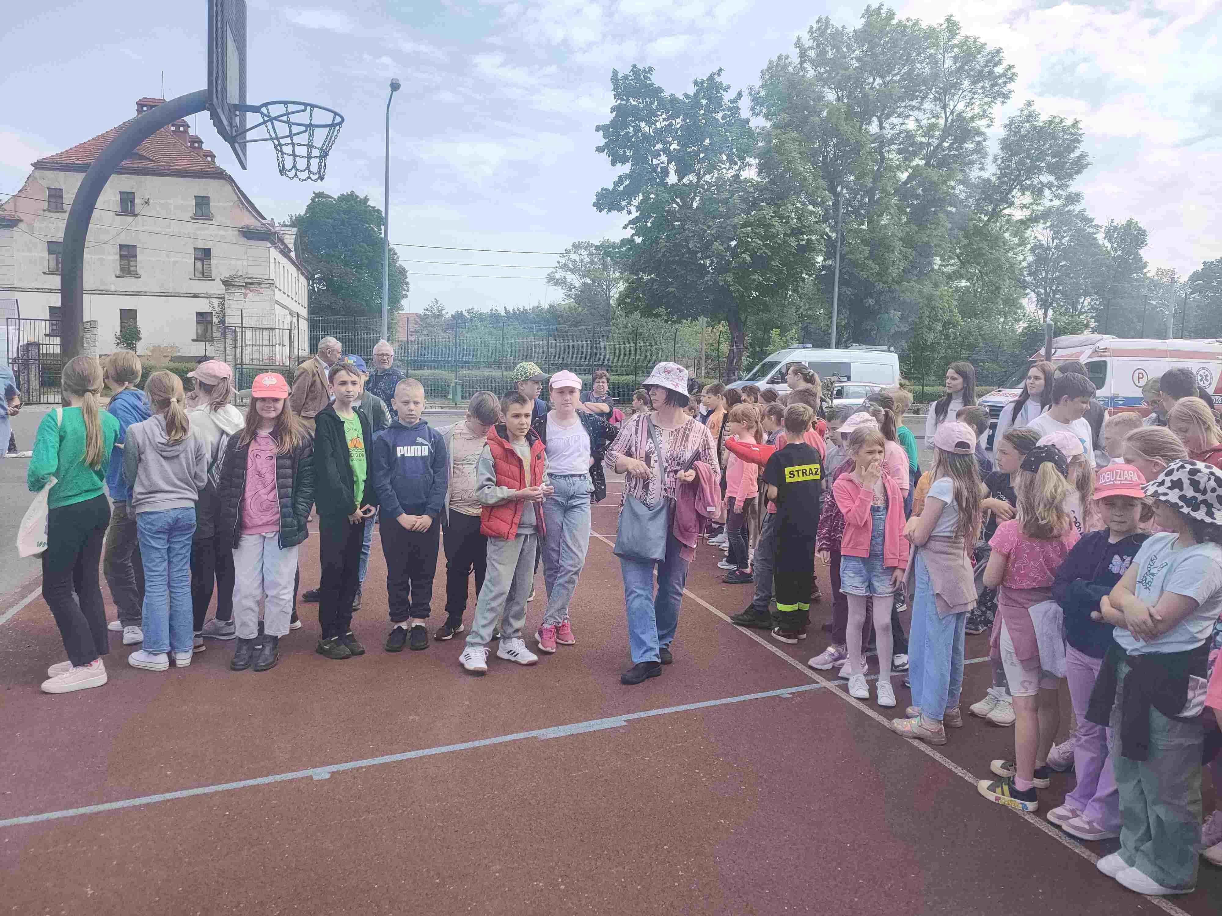 Piknik bezpieczeństwa na boisku Szkoły Podstawowej w Kunicach